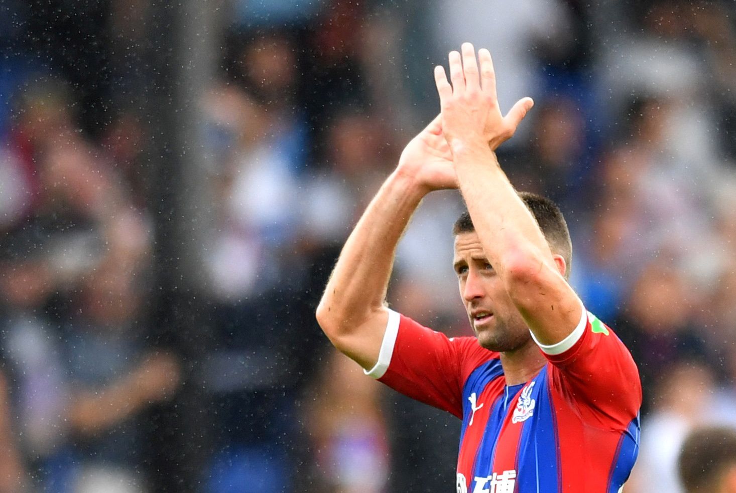Soccer Football - Premier League - Crystal Palace v Aston Villa - Selhurst Park, London, Britain - August 31, 2019   Crystal Palace's Gary Cahill applauds fans after the match                  REUTERS/Dylan Martinez  EDITORIAL USE ONLY. No use with unauthorized audio, video, data, fixture lists, club/league logos or 
