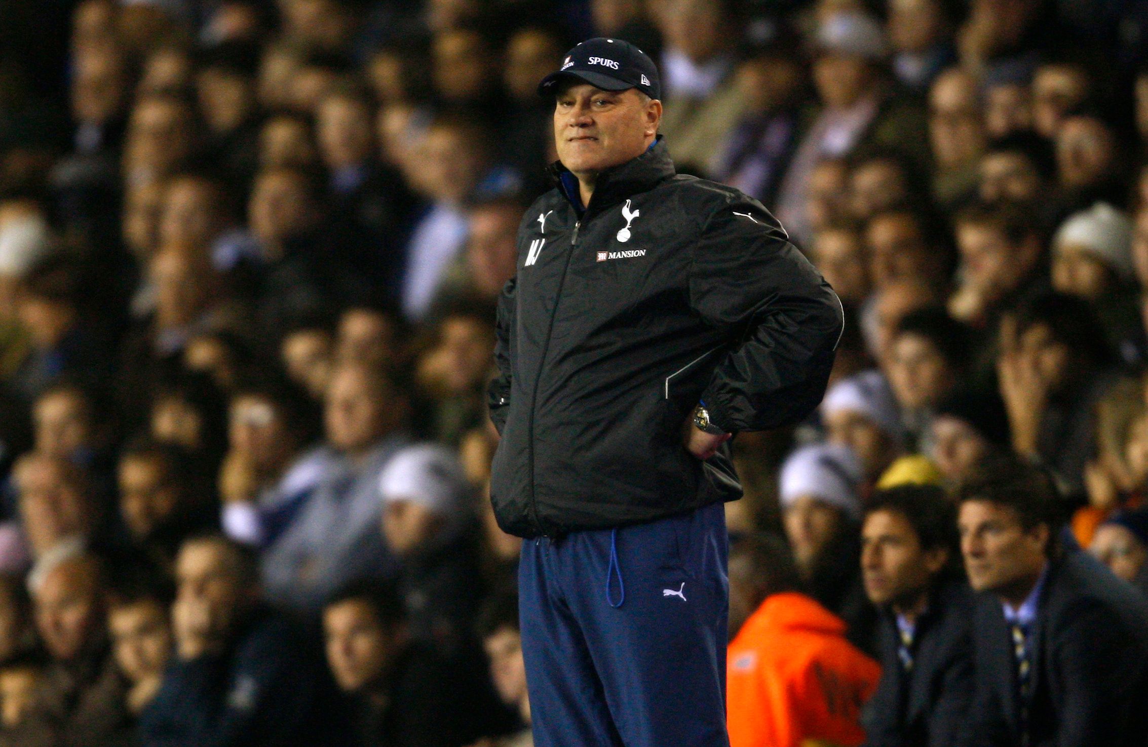 Tottenham Hotspur's coach Martin Jol watches his team play against Getafe during their UEFA Cup Group G soccer match at White Hart Lane in London October 25, 2007.   REUTERS/Dylan Martinez     (BRITAIN)