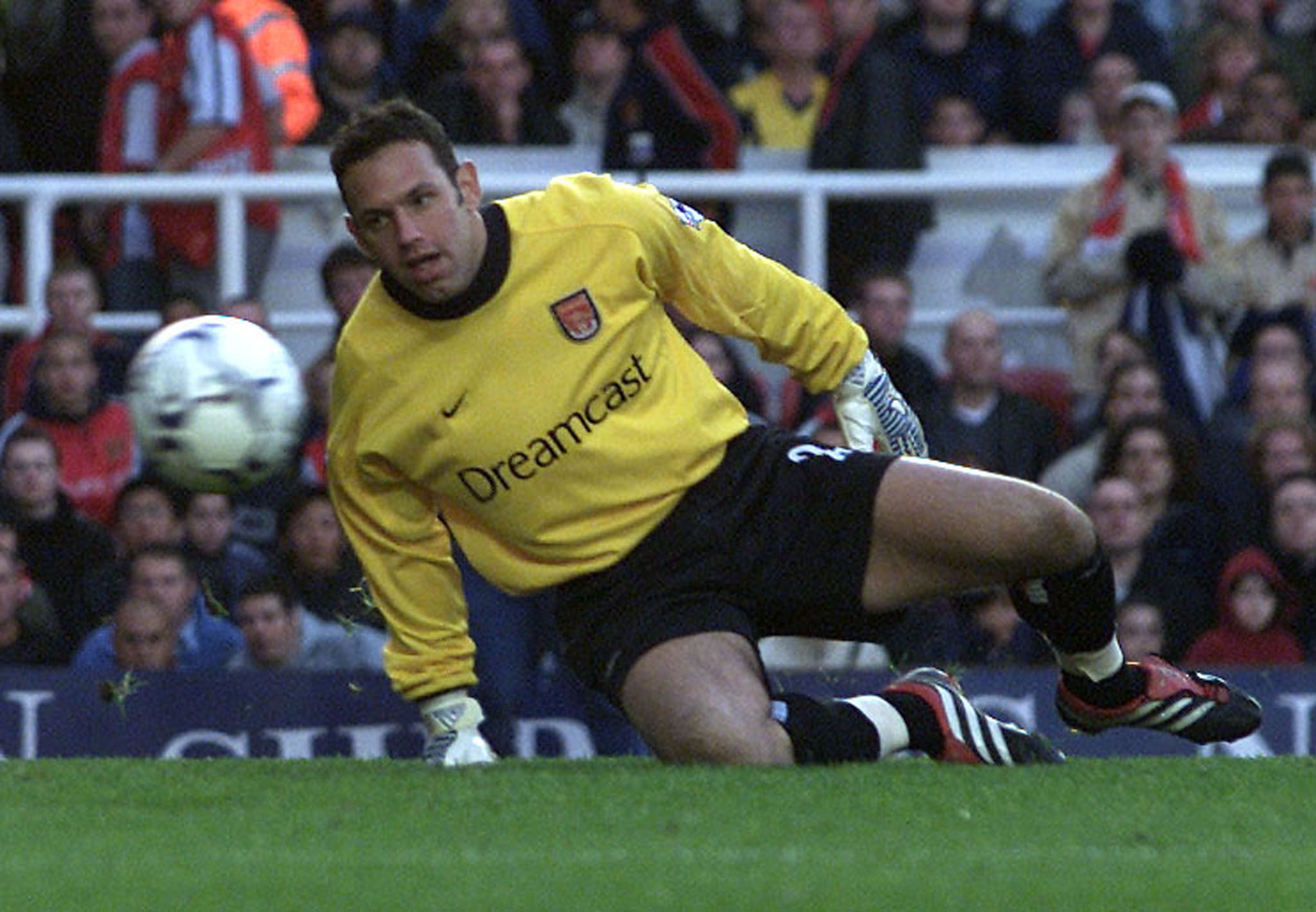 Arsenal's goalkeeper Richard Wright watches the ball bounce past him
during their English Premiere League match against Charlton Athletic at
Highbury November 4, 2001. Arsenal lost the match 4-2. REUTERS/Russell
Boyce "No online/internet usage without FAPL licence. For details see
www.faplweb.com"
RUS/AA