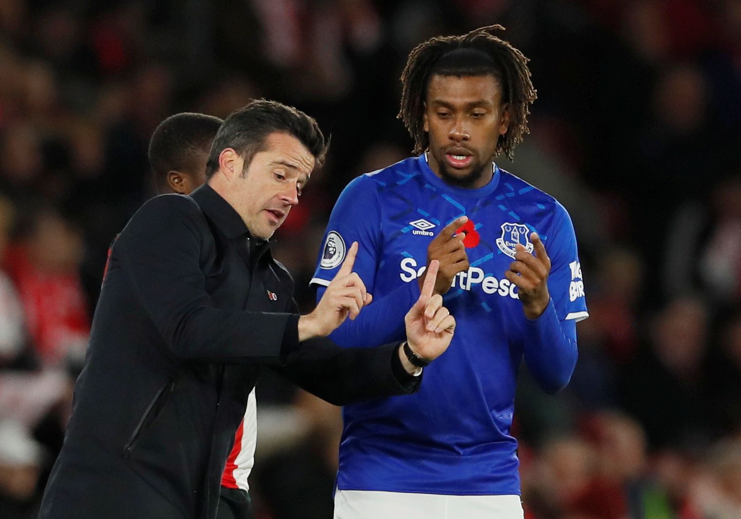 Soccer Football - Premier League - Southampton v Everton - St Mary's Stadium, Southampton, Britain - November 9, 2019  Everton manager Marco Silva speaks with Everton's Alex Iwobi                 REUTERS/David Klein  EDITORIAL USE ONLY. No use with unauthorized audio, video, data, fixture lists, club/league logos or 