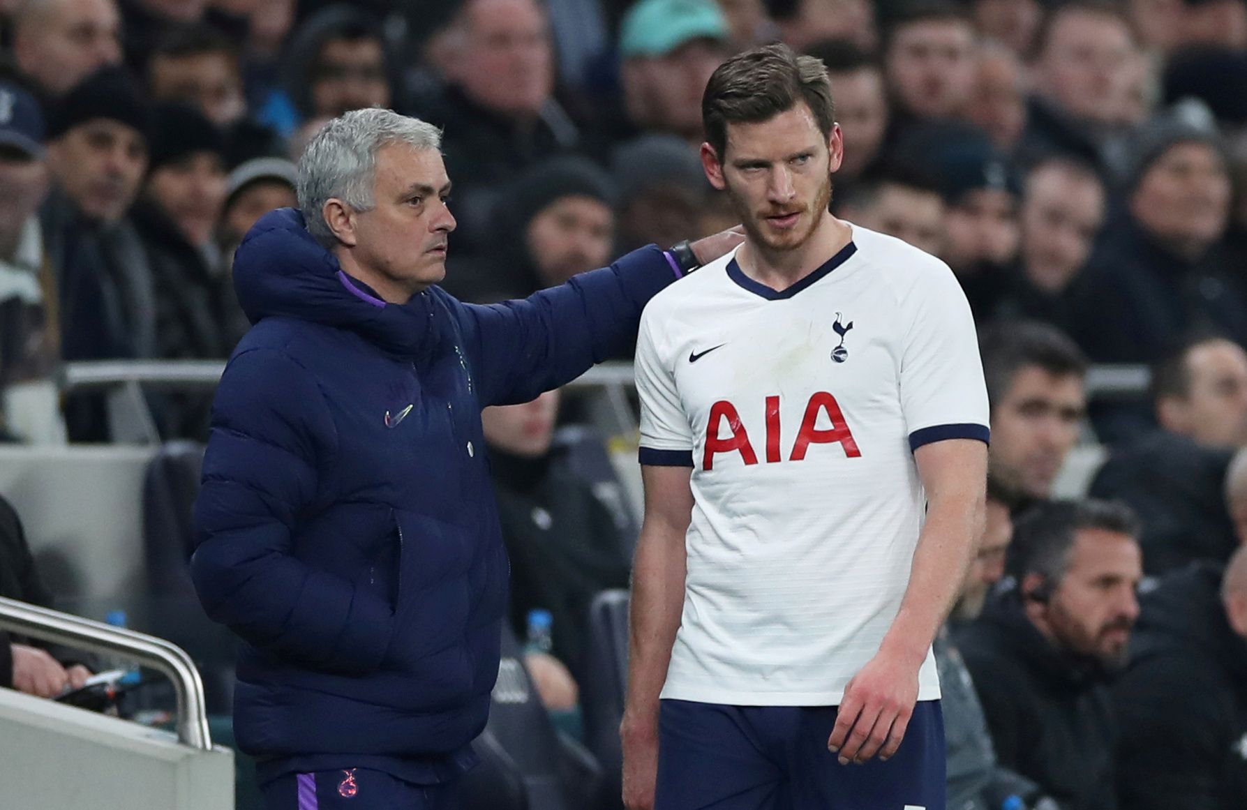Soccer Football -  FA Cup Fourth Round Replay - Tottenham Hotspur v Southampton  - Tottenham Hotspur Stadium, London, Britain - February 5, 2020   Tottenham Hotspur manager Jose Mourinho with Jan Vertonghen as he is substituted                   REUTERS/David Klein