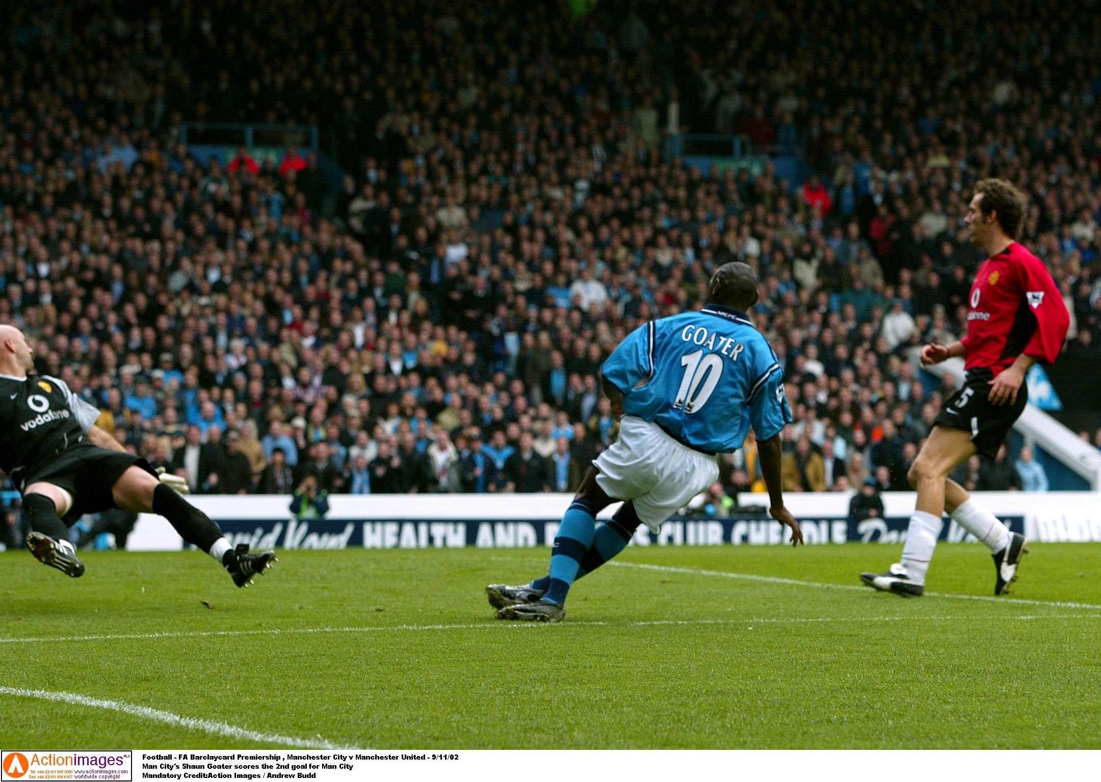 Football - FA Barclaycard Premiership , Manchester City v Manchester United - 9/11/02 
Man City's Shaun Goater scores the 2nd goal for Man City 
Mandatory Credit:Action Images / Andrew Budd