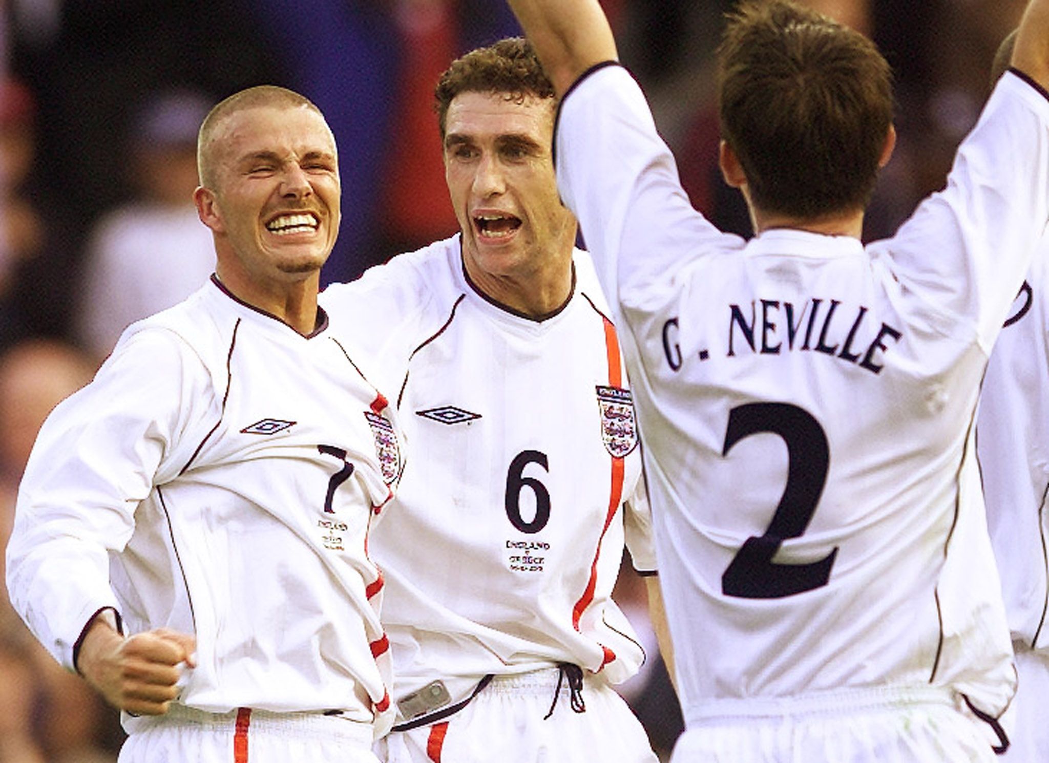 England captain David Beckham (L) celebrates with team mates Martin
Keown (C) and Gary Neville (R) after drawing with Greece in their World
Cup group nine qualifing match at Old Trafford, Manchester October 6,
2001. The match finished 2-2 meaning that England qualifies for the
World Cup finals of 2002 in South Korea and Japan. REUTERS/Ian Hodgson

IH/NMB
