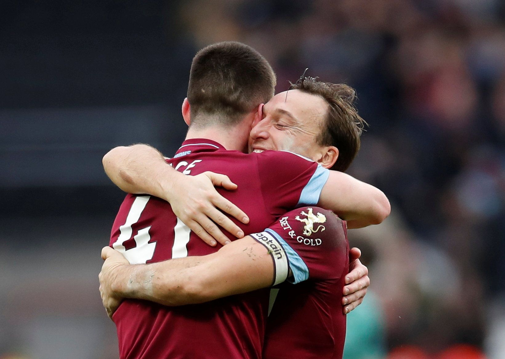 Soccer Football - Premier League - West Ham United v Arsenal - London Stadium, London, Britain - January 12, 2019  West Ham's Declan Rice celebrates after the match with Mark Noble                     REUTERS/David Klein  EDITORIAL USE ONLY. No use with unauthorized audio, video, data, fixture lists, club/league logos or 