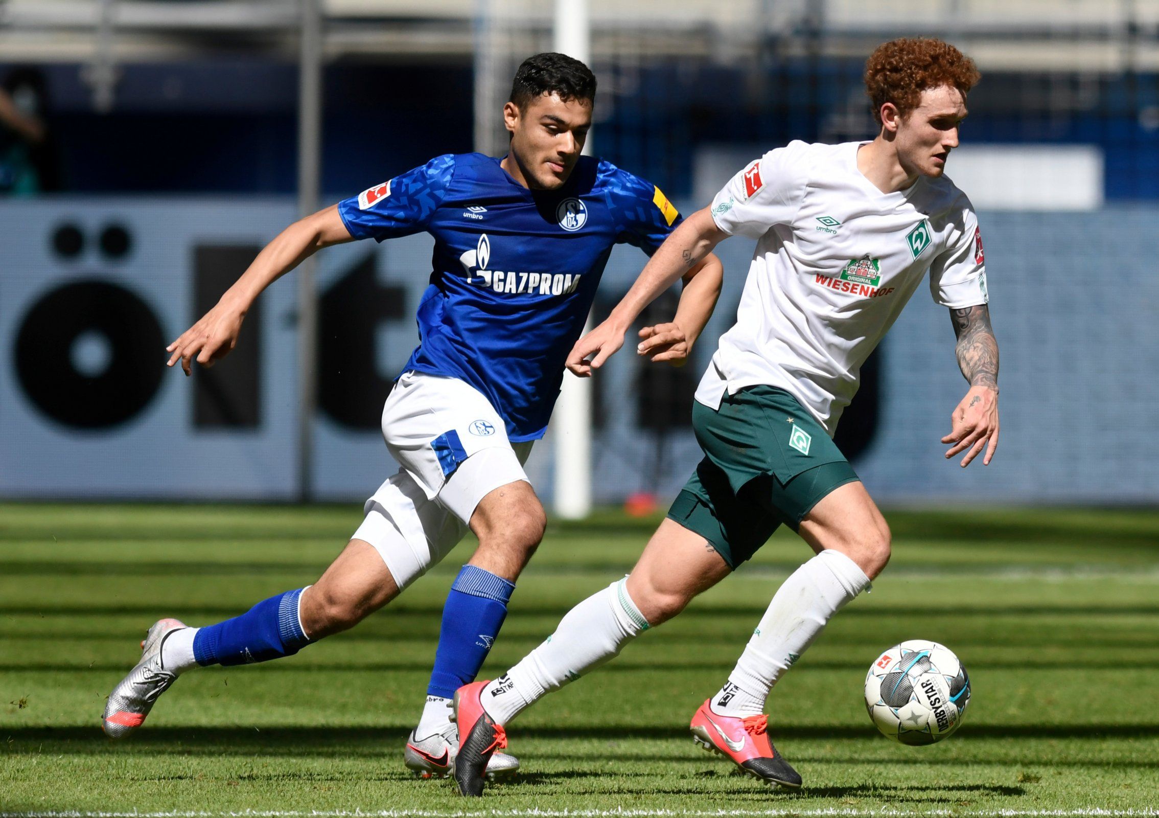 Ozan Kabak in action for Schalke 04
