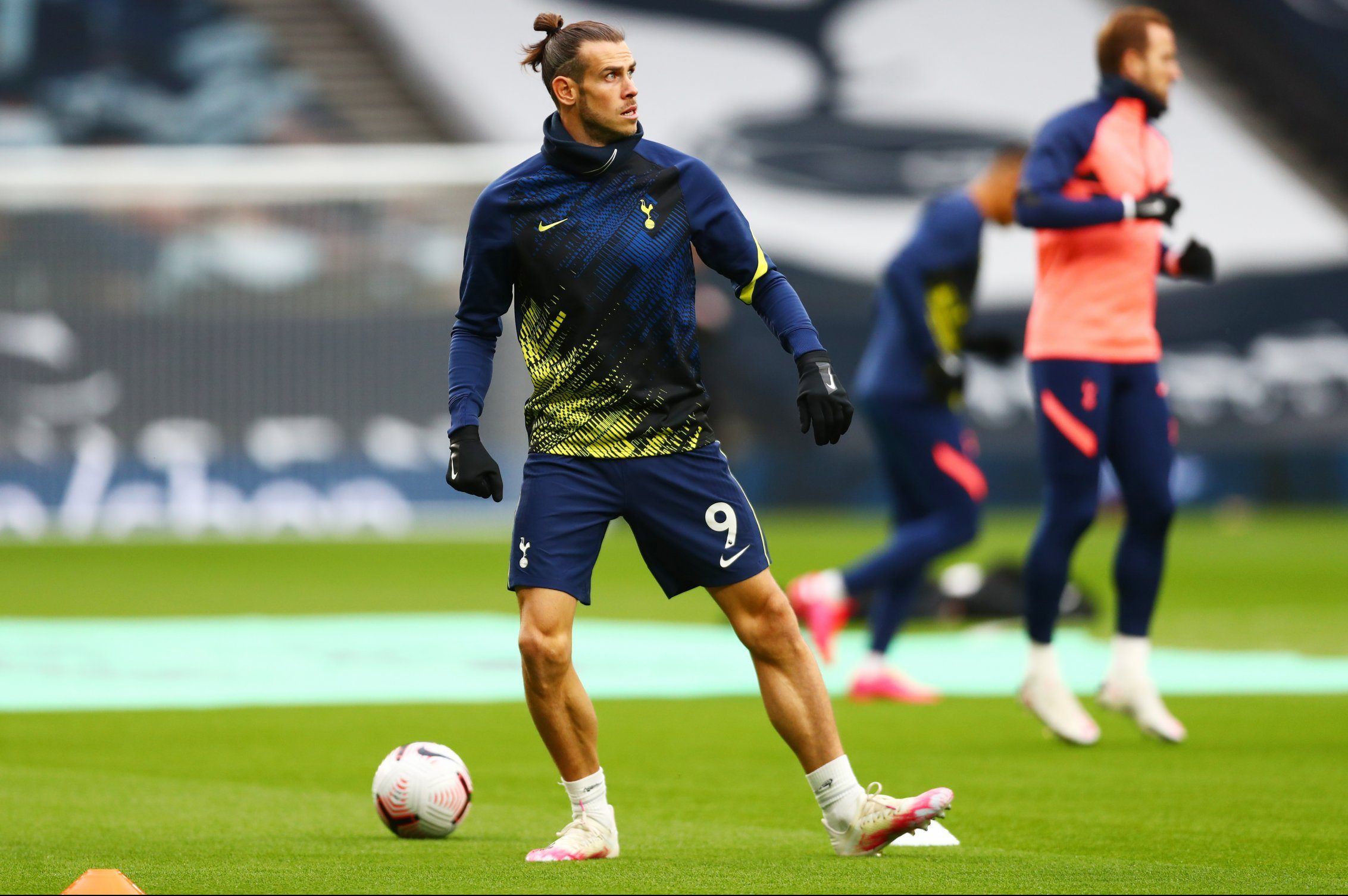 Gareth Bale warms up for Spurs