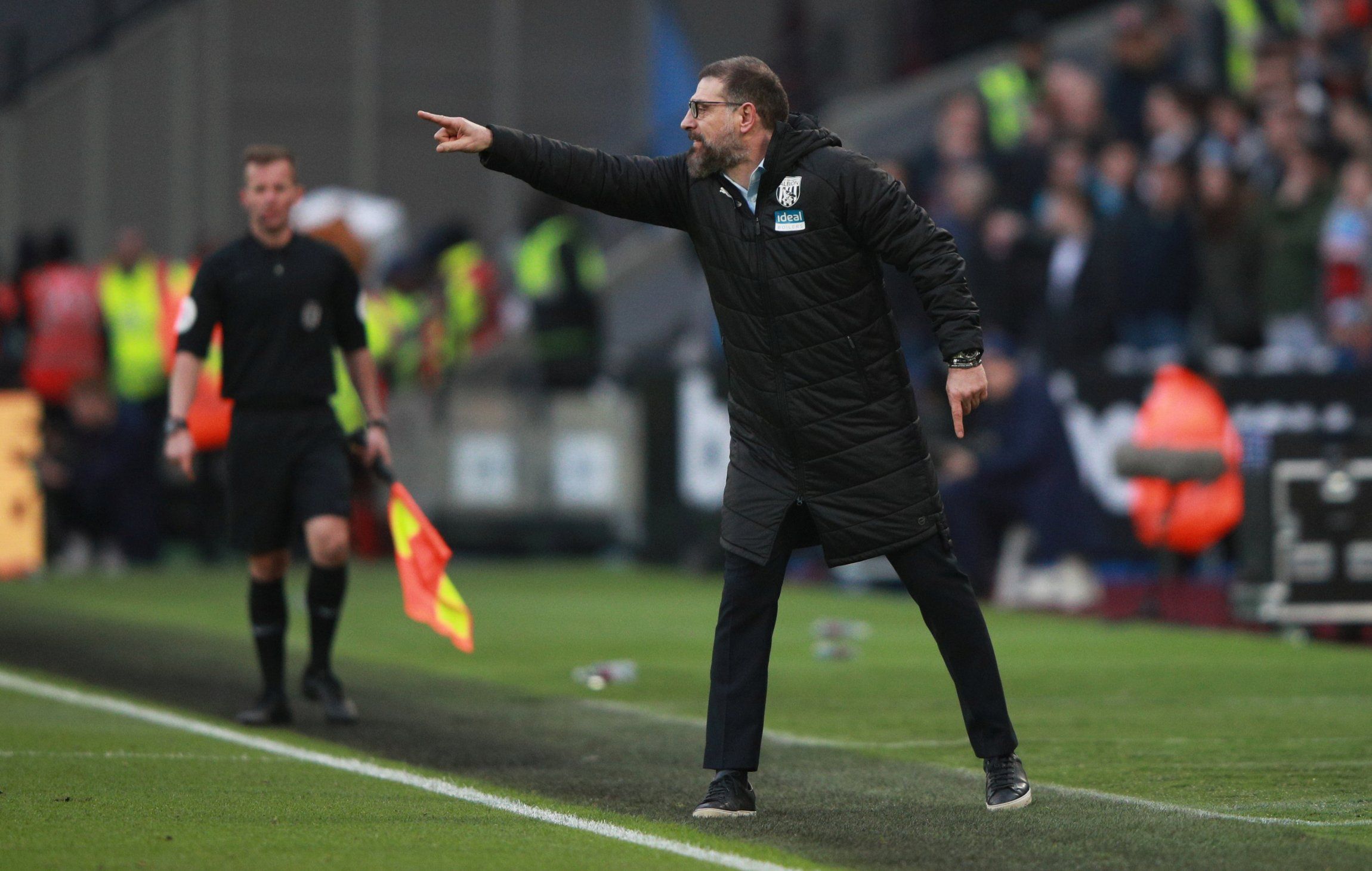 slaven-bilic-instructs-his-west-brom-players-touchline
