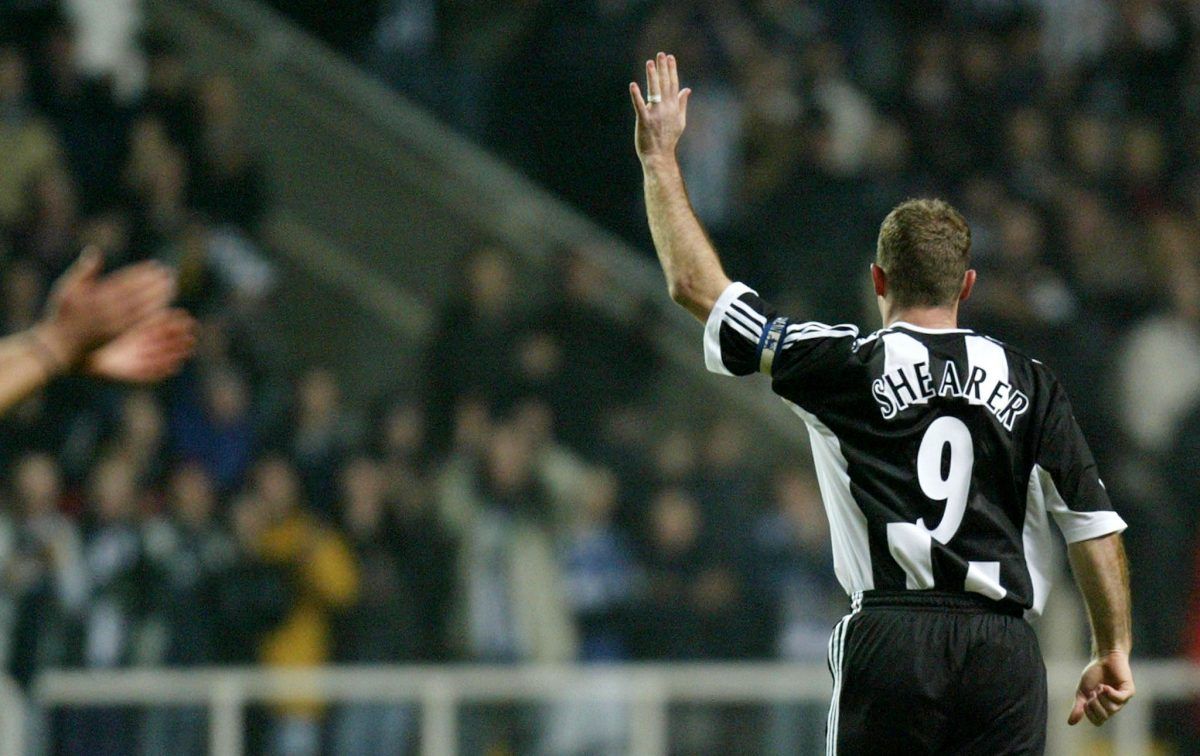 Fans applaud as Newcastle United's Alan Shearer celebrates after
scoring his hat trick against Bayer Leverkusen during their Champions
League second phase Group A match at St James's Park in Newcastle
February 26, 2003. REUTERS/Russell Boyce

RUS/MD/AA