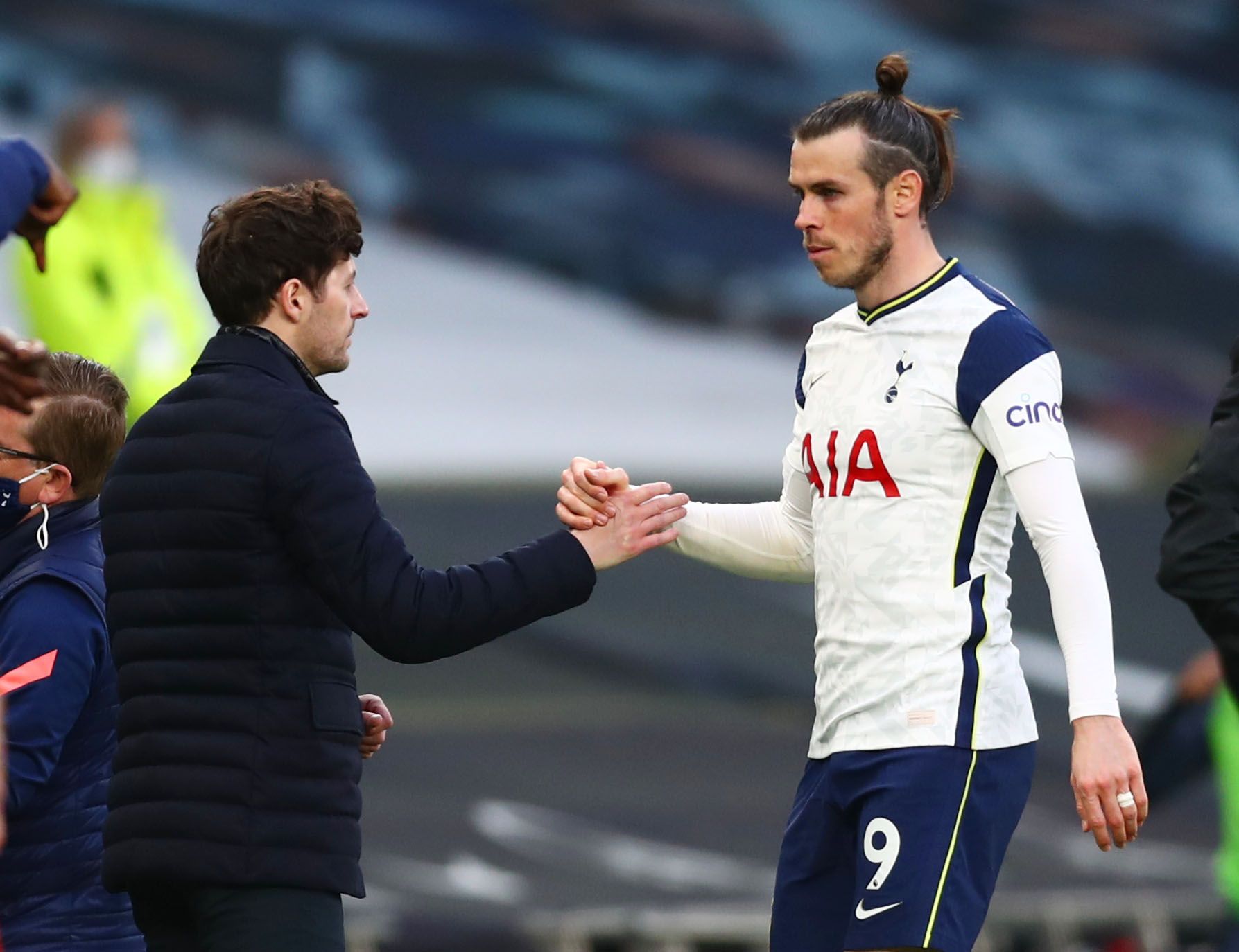Soccer Football - Premier League - Tottenham Hotspur v Southampton - Tottenham Hotspur Stadium, London, Britain - April 21, 2021 Tottenham Hotspur's Gareth Bale shakes hands with interim manager Ryan Mason as he is substituted Pool via REUTERS/Clive Rose EDITORIAL USE ONLY. No use with unauthorized audio, video, data, fixture lists, club/league logos or 'live' services. Online in-match use limited to 75 images, no video emulation. No use in betting, games or single club /league/player publicatio