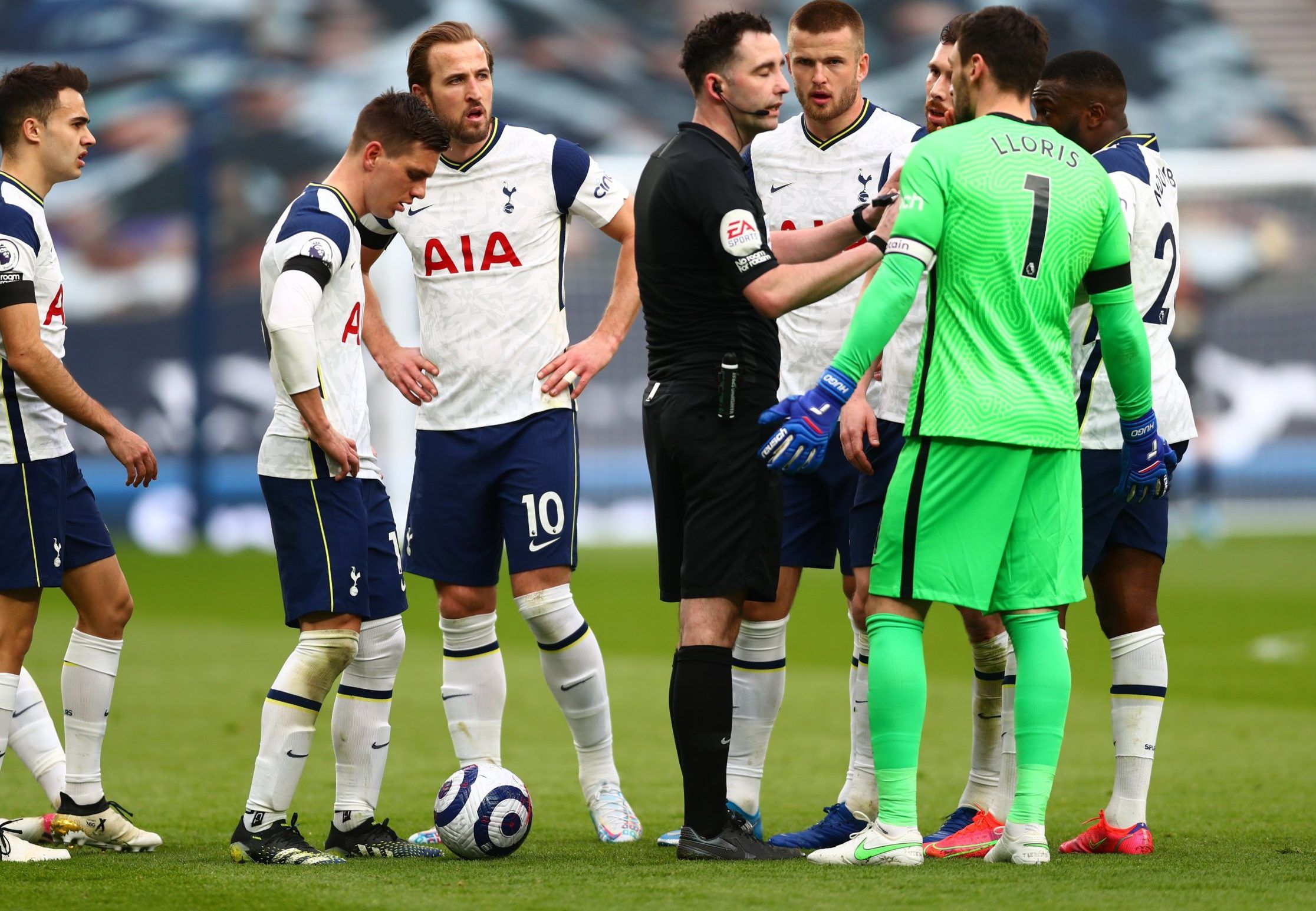 hugo lloris and spurs players remonstrate with referee against man utd premier league