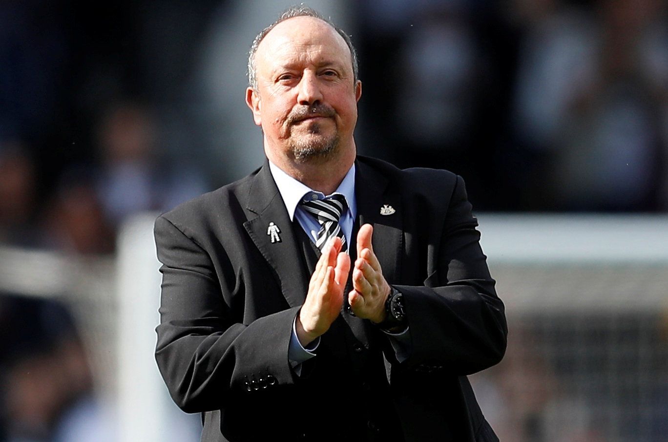 Soccer Football - Premier League - Fulham v Newcastle United - Craven Cottage, London, Britain - May 12, 2019  Newcastle United manager Rafael Benitez applauds the fans after the match   REUTERS/Peter Nicholls  EDITORIAL USE ONLY. No use with unauthorized audio, video, data, fixture lists, club/league logos or 