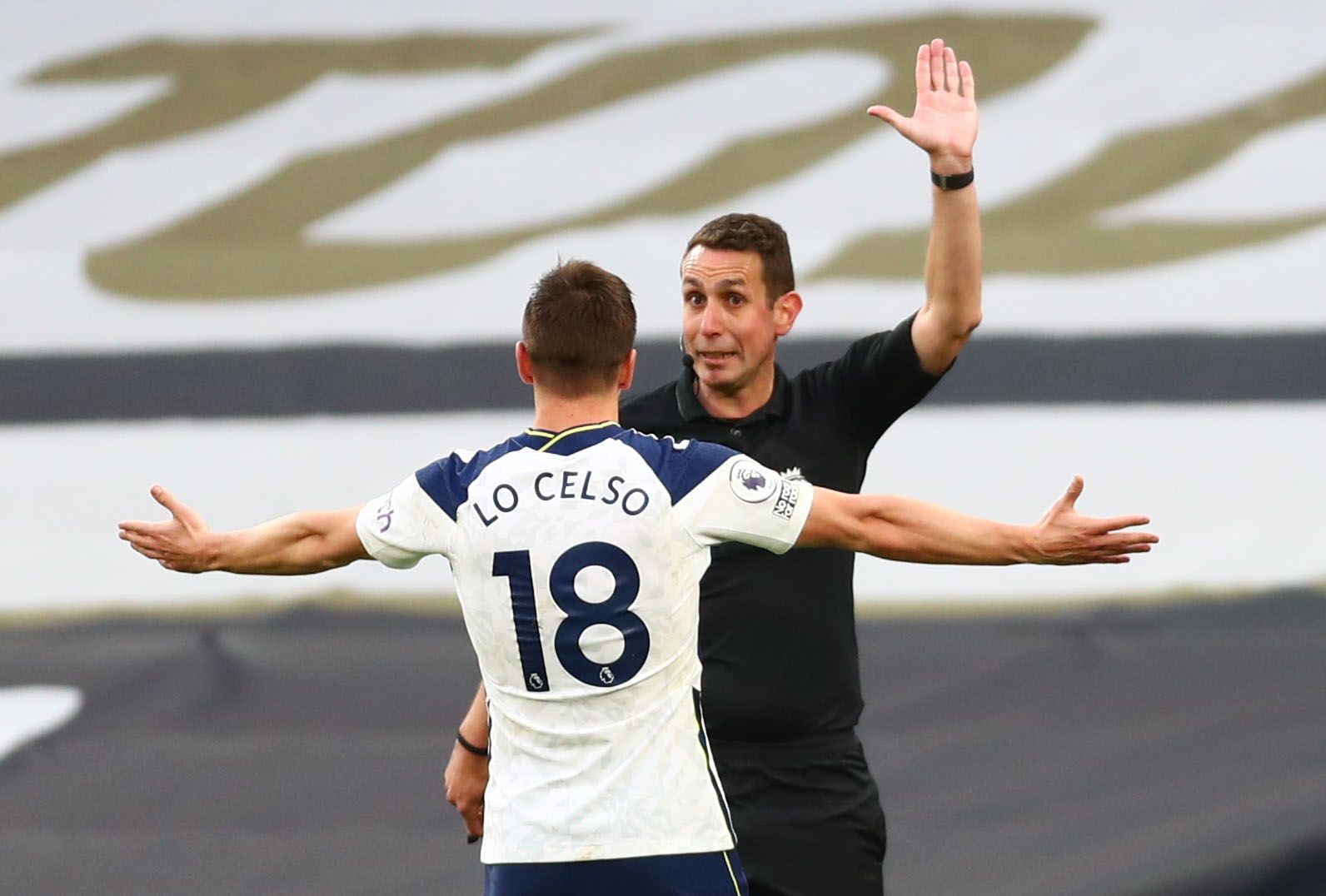 Soccer Football - Premier League - Tottenham Hotspur v Southampton - Tottenham Hotspur Stadium, London, Britain - April 21, 2021 Tottenham Hotspur's Giovani Lo Celso remonstrates with referee David Coote Pool via REUTERS/Clive Rose EDITORIAL USE ONLY. No use with unauthorized audio, video, data, fixture lists, club/league logos or 'live' services. Online in-match use limited to 75 images, no video emulation. No use in betting, games or single club /league/player publications.  Please contact you