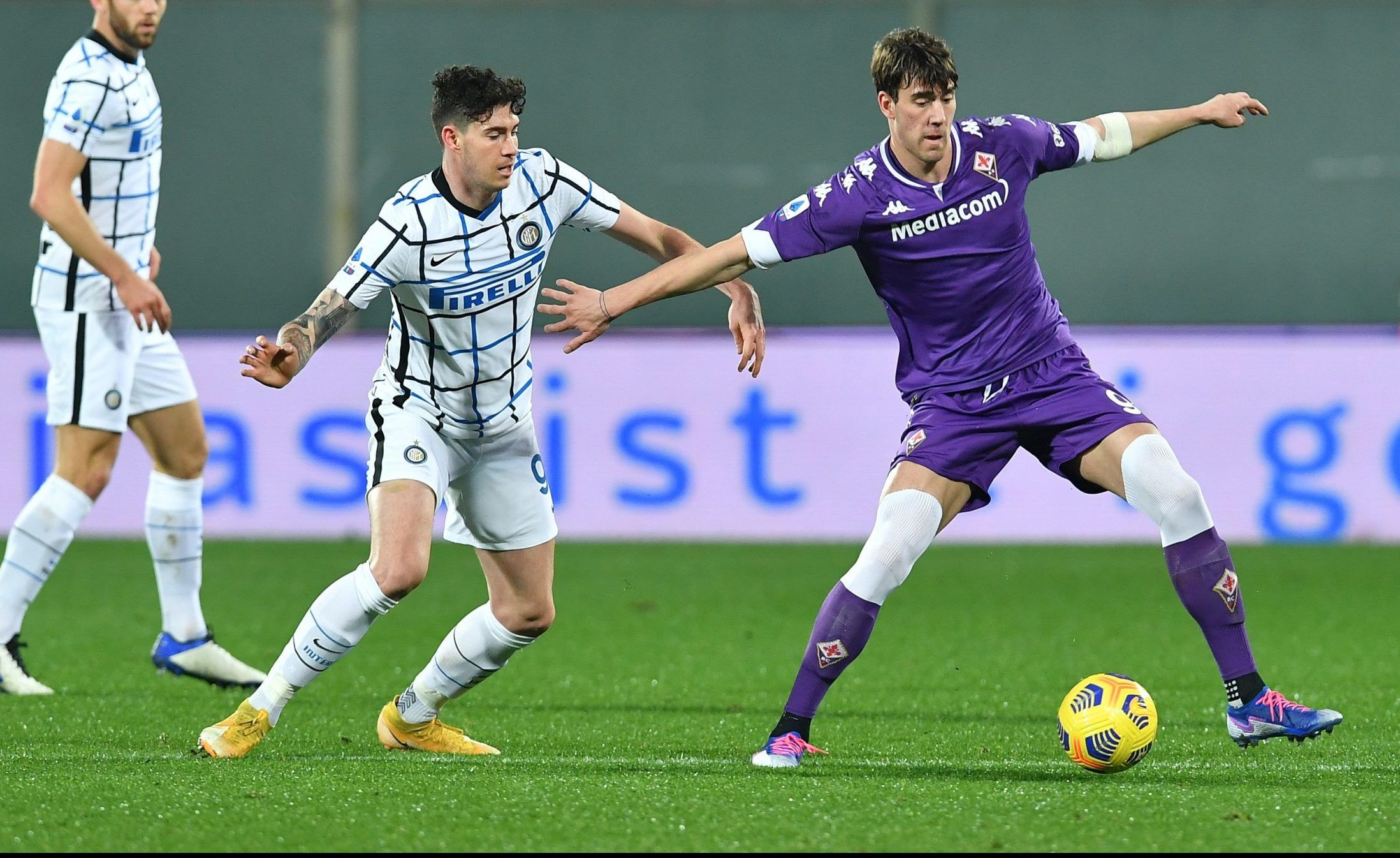 fiorentina striker dusan vlahovic in action against inter milan serie a