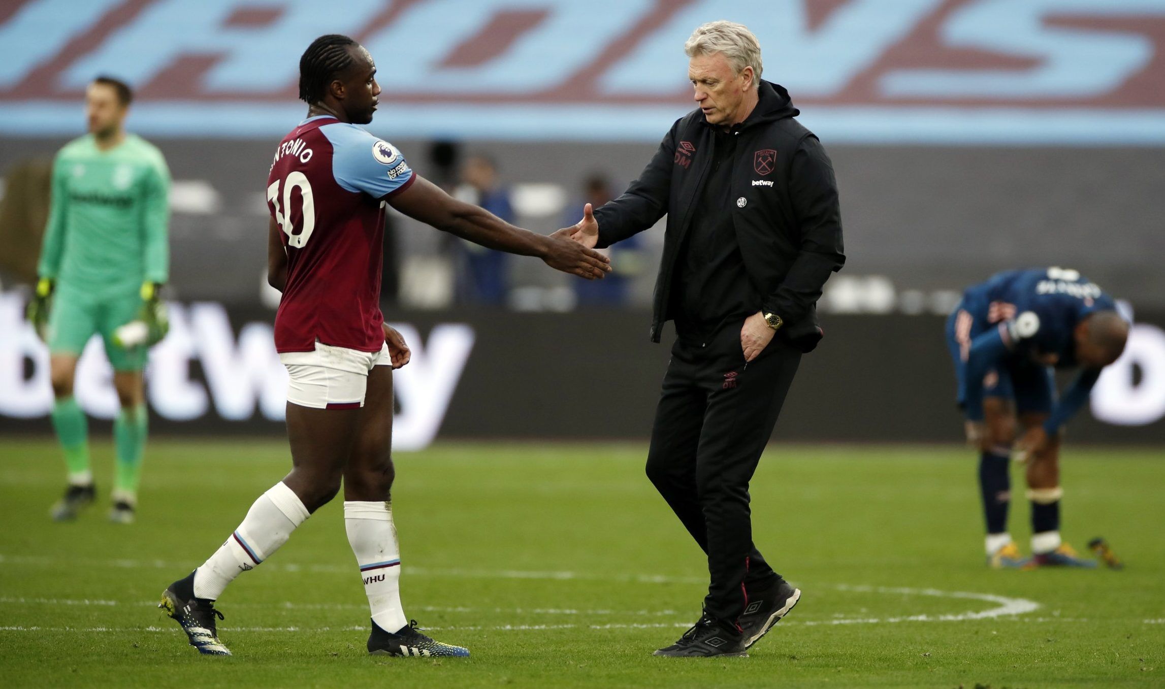west ham manager david moyes with michail antonio after full-time against arsenal in the premier league