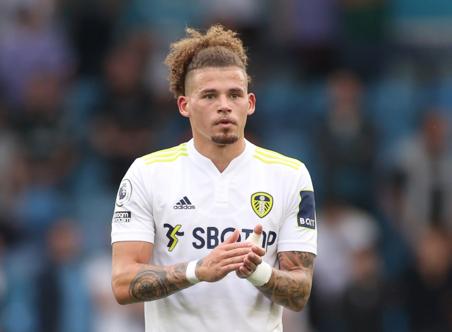 Soccer Football - Premier League - Leeds United v West Ham United - Elland Road, Leeds, Britain - September 25, 2021  Leeds United's Kalvin Phillips applauds the fans after the match Action Images via Reuters/Lee Smith EDITORIAL USE ONLY. No use with unauthorized audio, video, data, fixture lists, club/league logos or 'live' services. Online in-match use limited to 75 images, no video emulation. No use in betting, games or single club /league/player publications.  Please contact your account rep