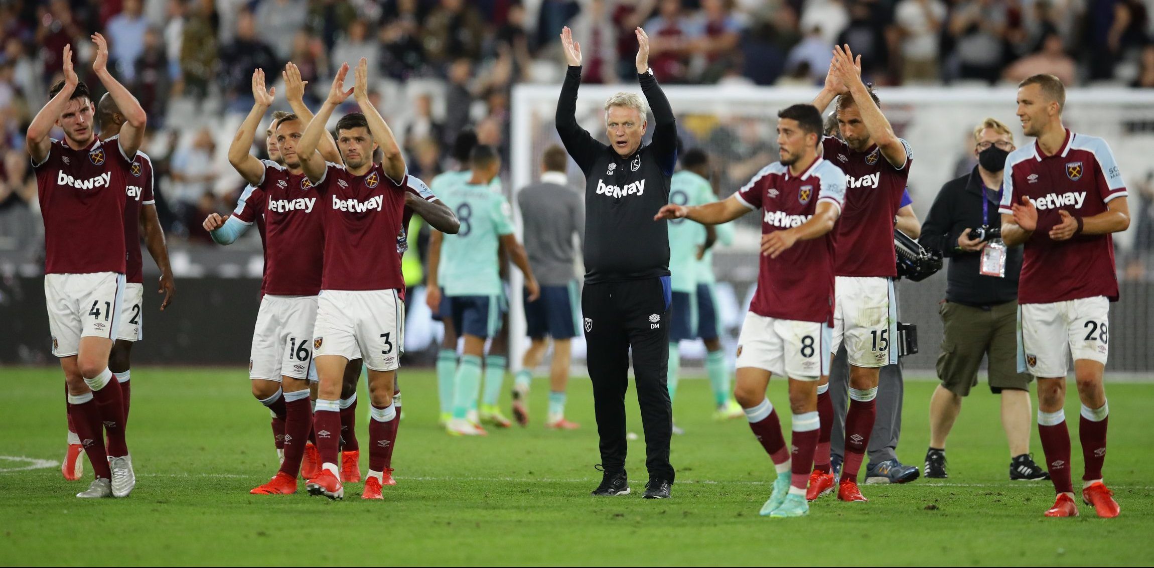 David Moyes and the West Ham squad applaud the fans after win over Leicester City in the Premier League