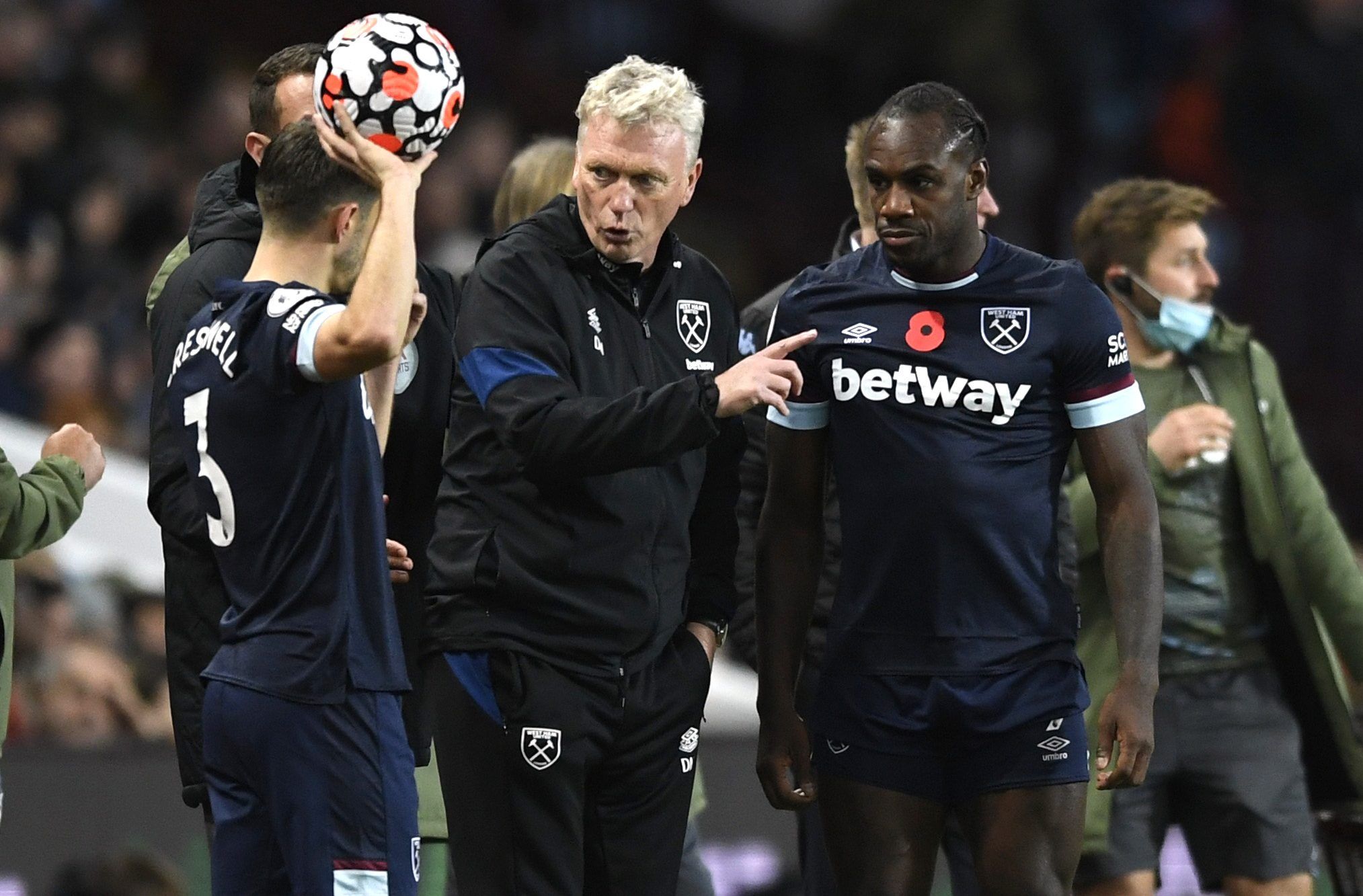 Soccer Football - Premier League - Aston Villa v West Ham United - Villa Park, Birmingham, Britain - October 31, 2021 West Ham United manager David Moyes gives instructions to Michail Antonio and Aaron Cresswell during a break in play REUTERS/Tony Obrien EDITORIAL USE ONLY. No use with unauthorized audio, video, data, fixture lists, club/league logos or 'live' services. Online in-match use limited to 75 images, no video emulation. No use in betting, games or single club /league/player publicatio