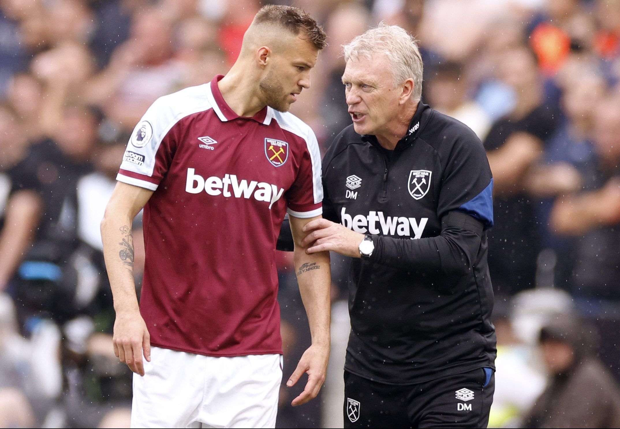 Soccer Football - Premier League - West Ham United v Manchester United - London Stadium, London, Britain - September 19, 2021 West Ham United's Andriy Yarmolenko talks with manager David Moyes as he gets ready to come on as a substitute Action Images via Reuters/John Sibley EDITORIAL USE ONLY. No use with unauthorized audio, video, data, fixture lists, club/league logos or 'live' services. Online in-match use limited to 75 images, no video emulation. No use in betting, games or single club /leag