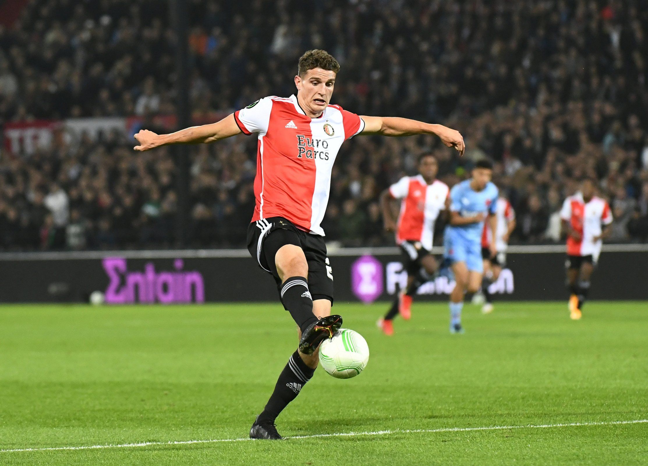 Feyenoord defender Guus Til in Eredivisie action