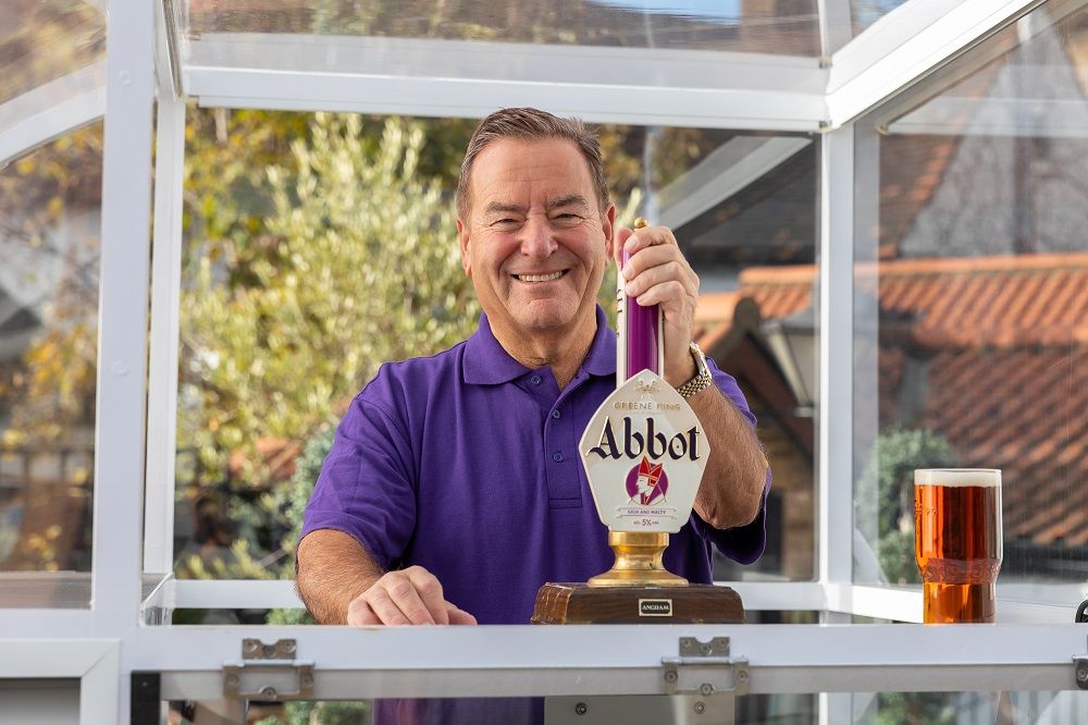 *** FREE FOR EDITORIAL USE ***
Abbot Ale is on a mission to help Brits slow down and savour the best things again - starting with a pint of Abbot Ale.

TV presenter and journalist Jeff Stelling has joined forces with the Greene King brand to help spread the slow down message

New research from Abbot Ale has revealed that Brits expect to be able to slow down at the age of 43 – after living a ‘fast paced’ life for 25 years.  

Of the 2,000 questioned, almost half agreed they enjoyed the slower pac