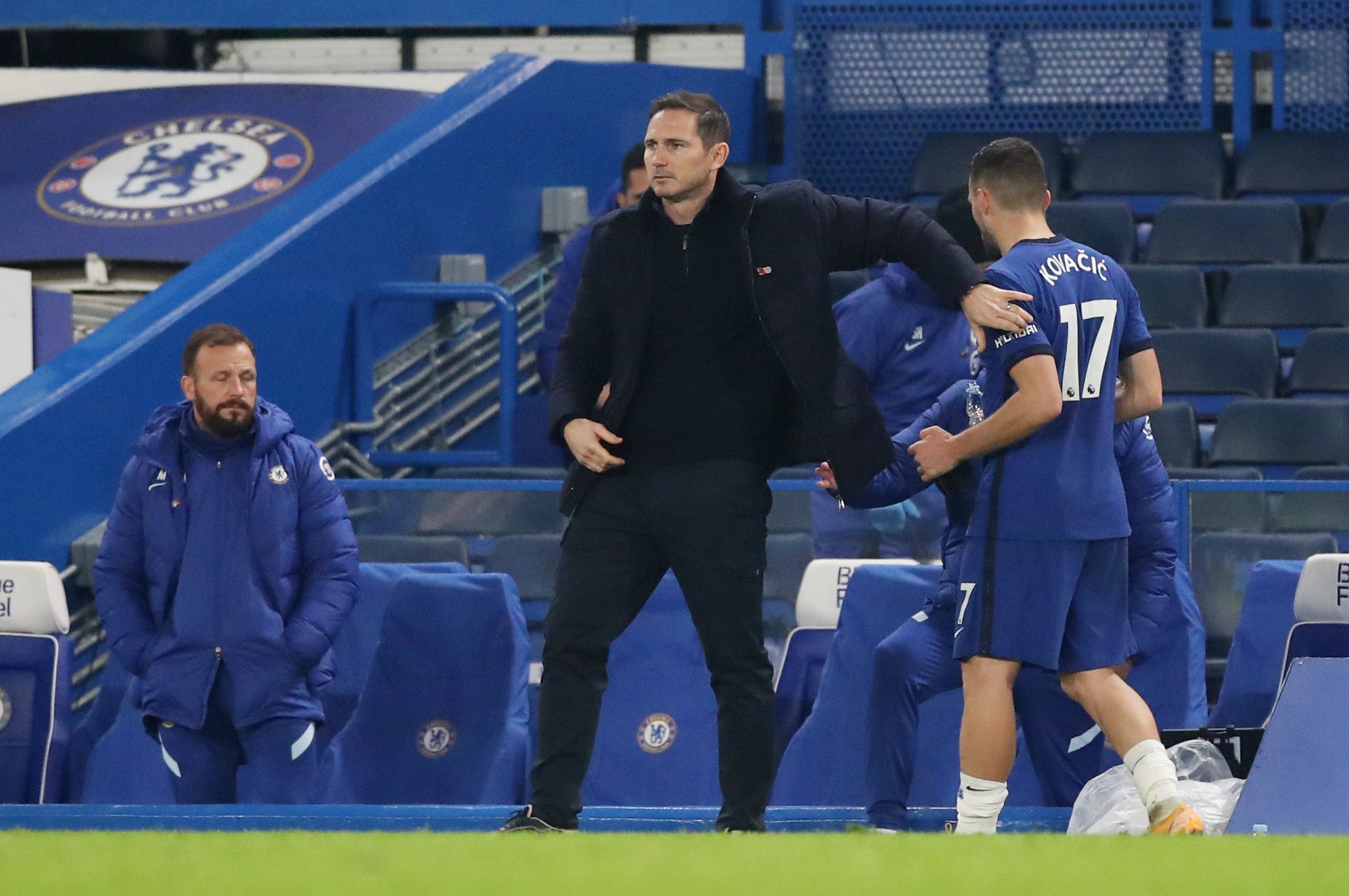 Soccer Football - Premier League - Chelsea v Sheffield United - Stamford Bridge, London, Britain - November 7, 2020 Chelsea manager Frank Lampard with Mateo Kovacic after he is substituted off Pool via REUTERS/Peter Cziborra EDITORIAL USE ONLY. No use with unauthorized audio, video, data, fixture lists, club/league logos or 'live' services. Online in-match use limited to 75 images, no video emulation. No use in betting, games or single club /league/player publications.  Please contact your accou