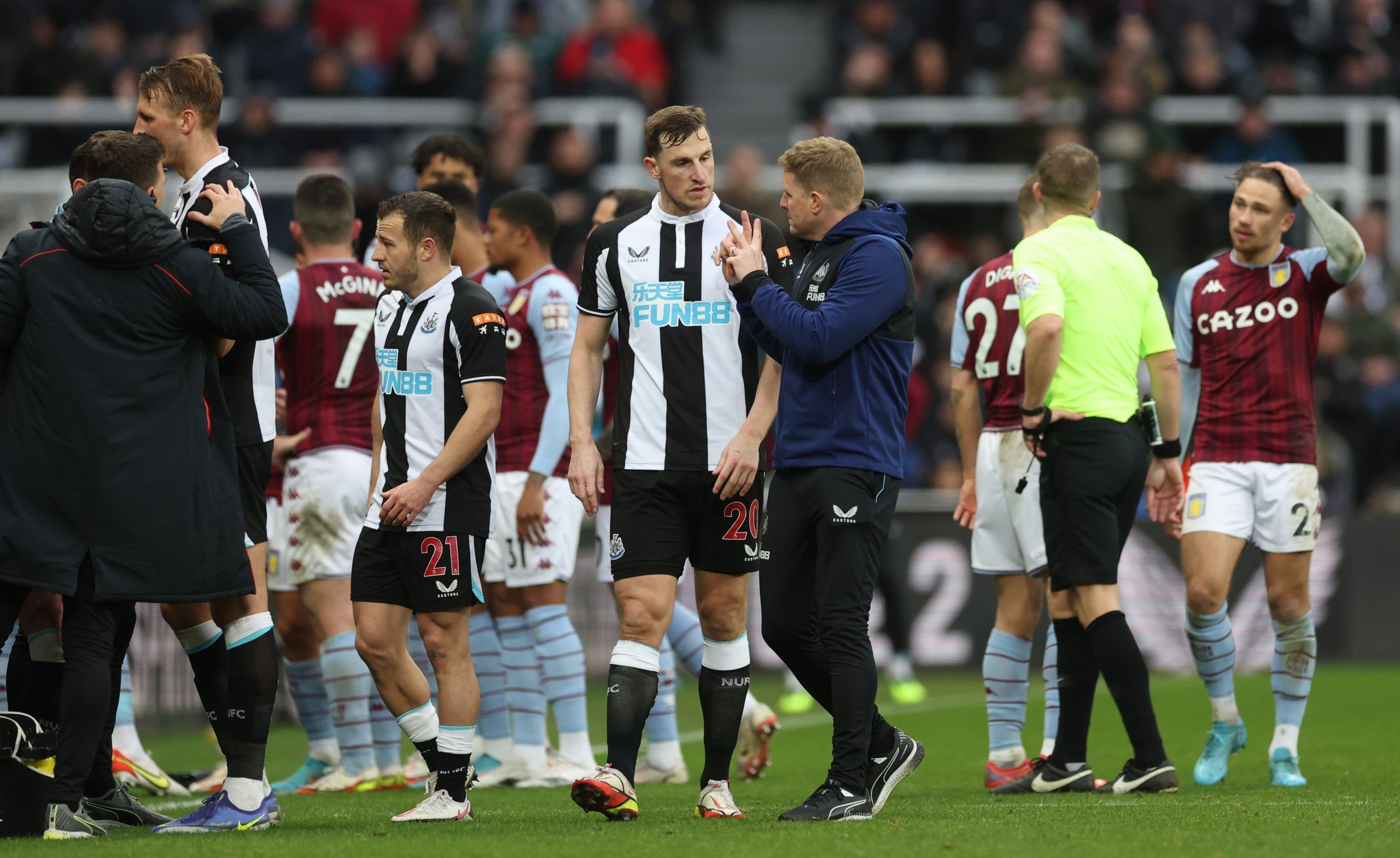 Soccer Football - Premier League - Newcastle United v Aston Villa - St James' Park, Newcastle, Britain - February 13, 2022 Newcastle United's Chris Wood speaks with Newcastle United manager Eddie Howe Action Images via Reuters/Lee Smith EDITORIAL USE ONLY. No use with unauthorized audio, video, data, fixture lists, club/league logos or 'live' services. Online in-match use limited to 75 images, no video emulation. No use in betting, games or single club /league/player publications.  Please contac