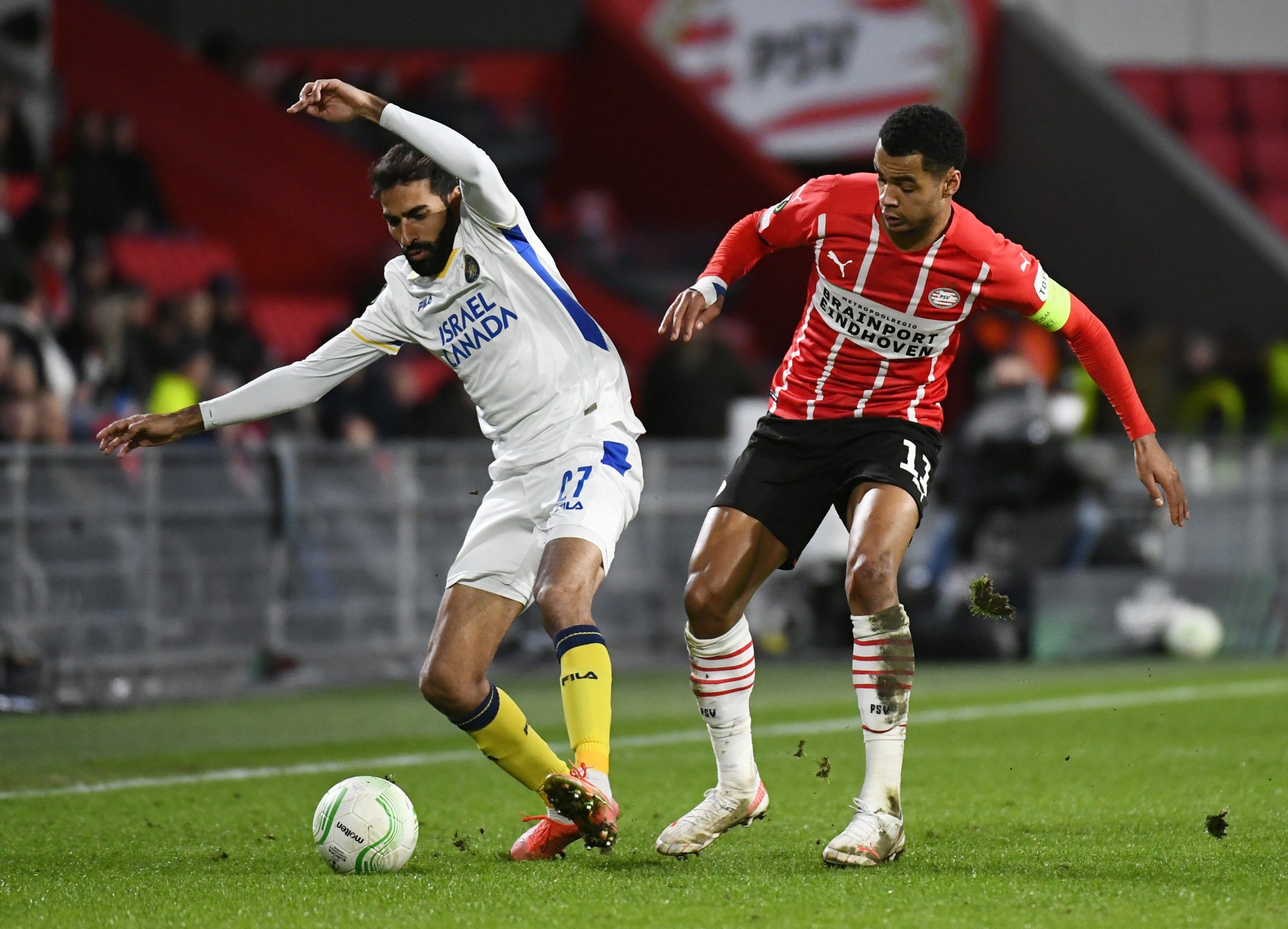 Soccer Football - Europa Conference League - Play Off First Leg - PSV Eindhoven v Maccabi Tel-Aviv - Philips Stadion, Eindhoven, Netherlands - February 17, 2022 Maccabi Tel Aviv's Ofir Davidadze in action with PSV Eindhoven's Cody Gakpo REUTERS/Piroschka Van De Wouw