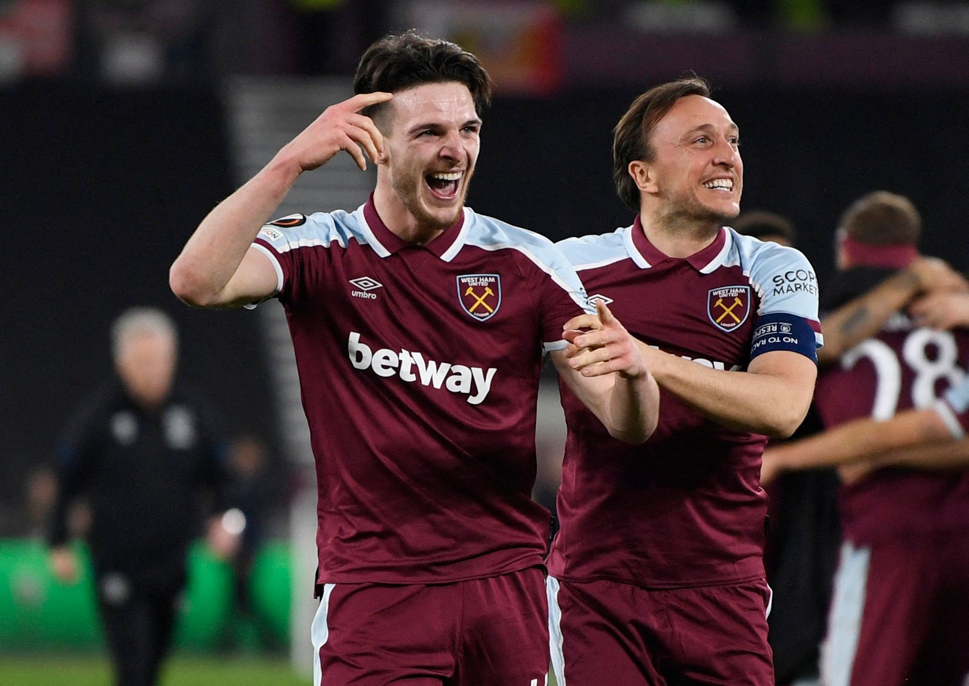 Soccer Football - Europa League - Round of 16 Second Leg - West Ham United v Sevilla - London Stadium, London, Britain - March 17, 2022  West Ham United's Declan Rice celebrates with Mark Noble after the match REUTERS/Tony Obrien