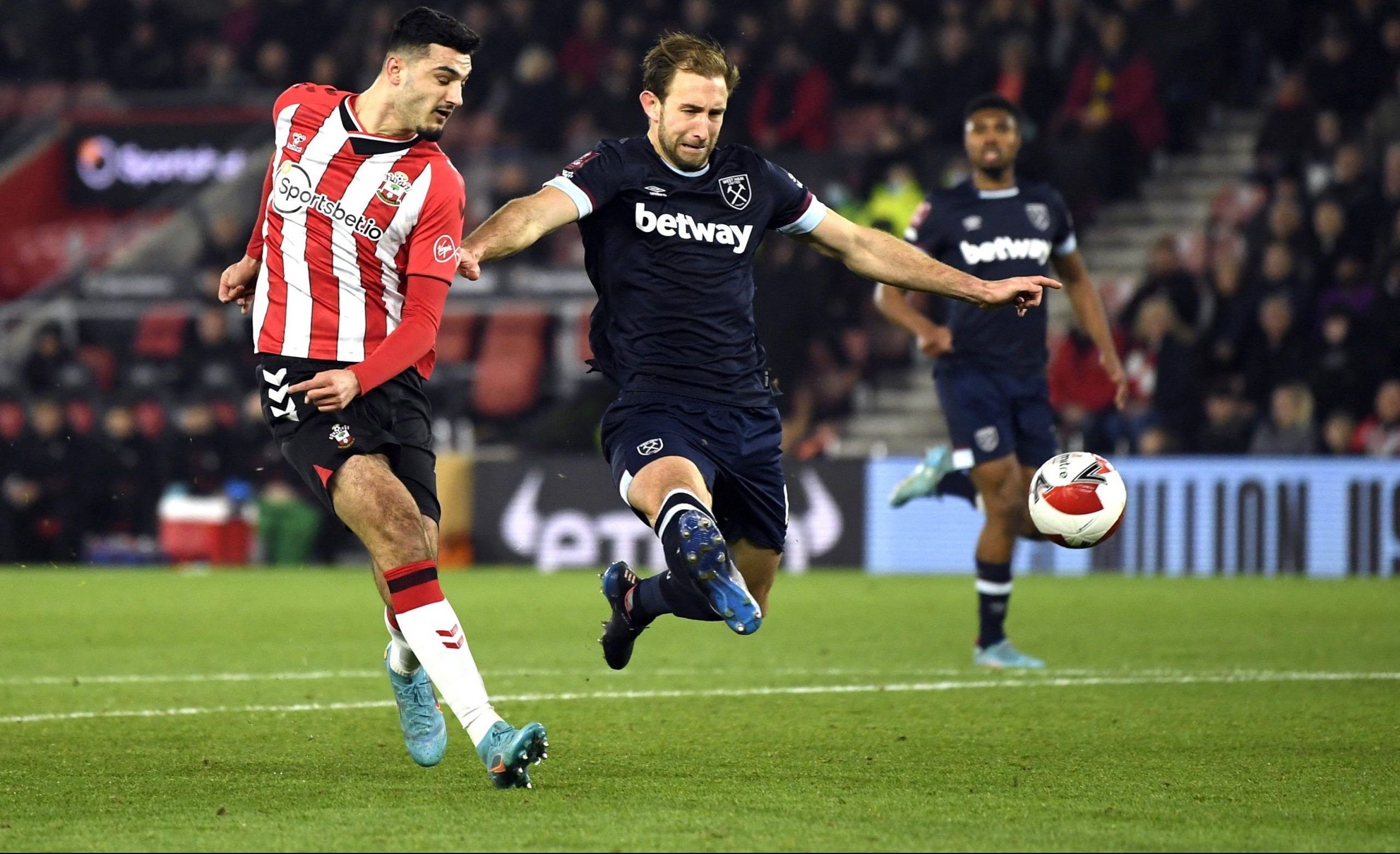 Soccer Football - FA Cup Fifth Round - Southampton v West Ham United - St Mary's Stadium, Southampton, Britain - March 2, 2022 Southampton's Armando Broja in action with West Ham United's Craig Dawson REUTERS/Tony Obrien