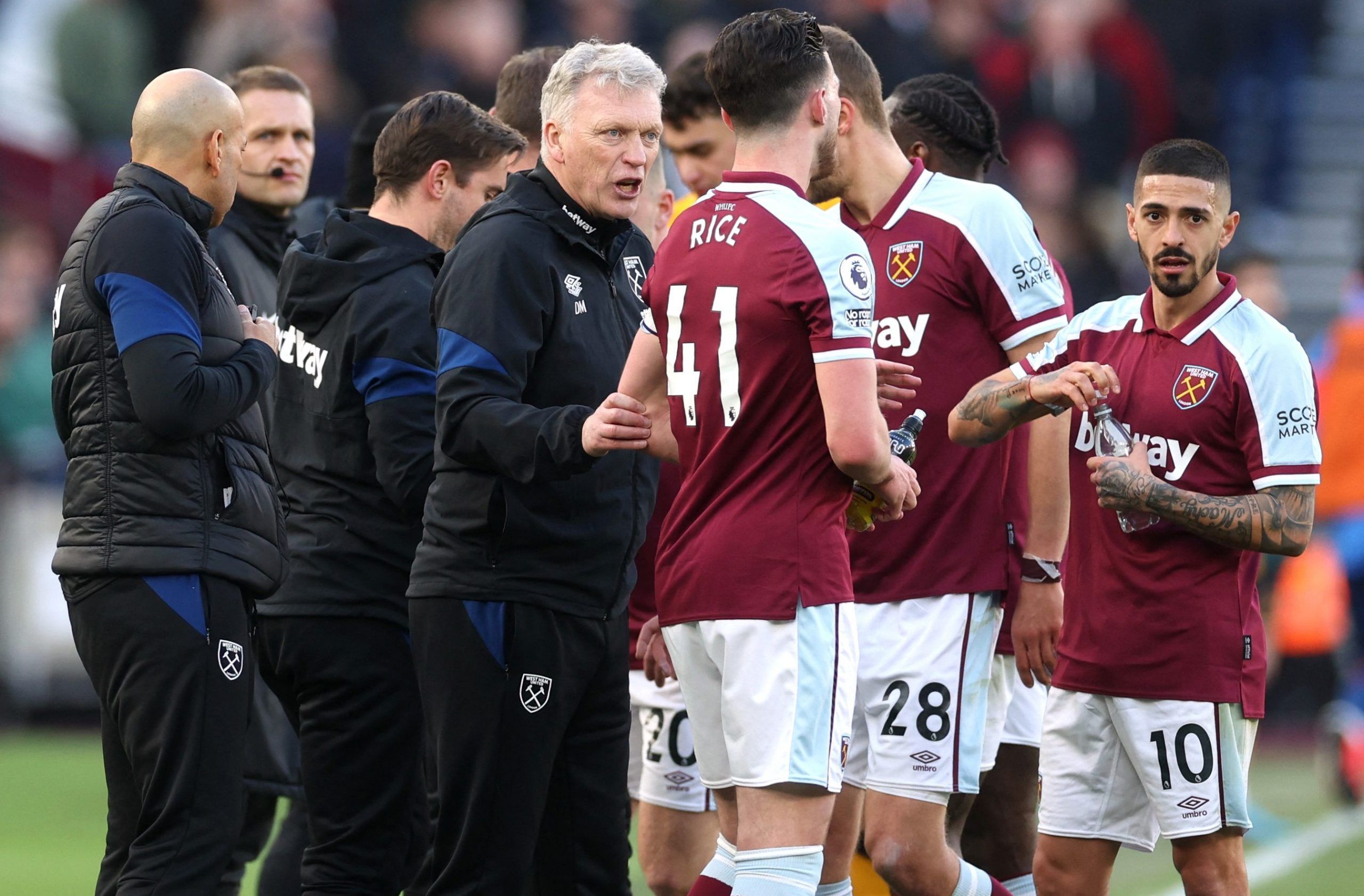 Soccer Football - Premier League - West Ham United v Wolverhampton Wanderers - London Stadium, London, Britain - February 27, 2022  West Ham United manager David Moyes gives instructions to Declan Rice Action Images via Reuters/Paul Childs
