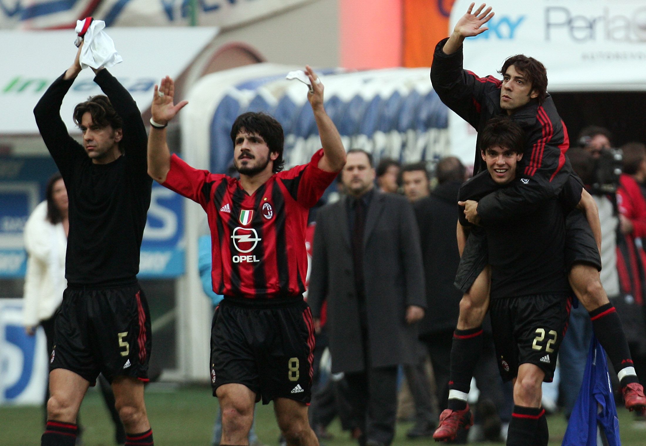A.C. Milan's players (L-R) Alessandro Costacurta, Gennaro Gattuso, Manule Rui Costa (up) and Kaka' wave to the supporters at the end of the match against Sampdoria at San Siro stadium in Milan March 13, 2005. A.C. Milan won the match 1-0. REUTERS/Stefano Rellandini  SR/dbp