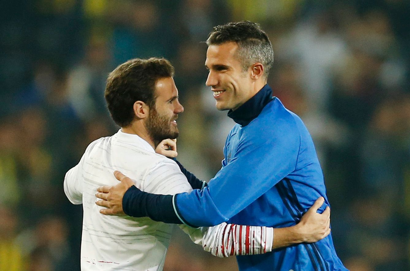 Football Soccer - Fenerbahce SK v Manchester United - UEFA Europa League Group Stage - Group A - SK Sukru Saracoglu Stadium, Istanbul, Turkey - 3/11/16 Manchester United's Juan Mata and Fenerbahce's Robin van Persie before the match  Action Images via Reuters / Andrew Boyers Livepic EDITORIAL USE ONLY.