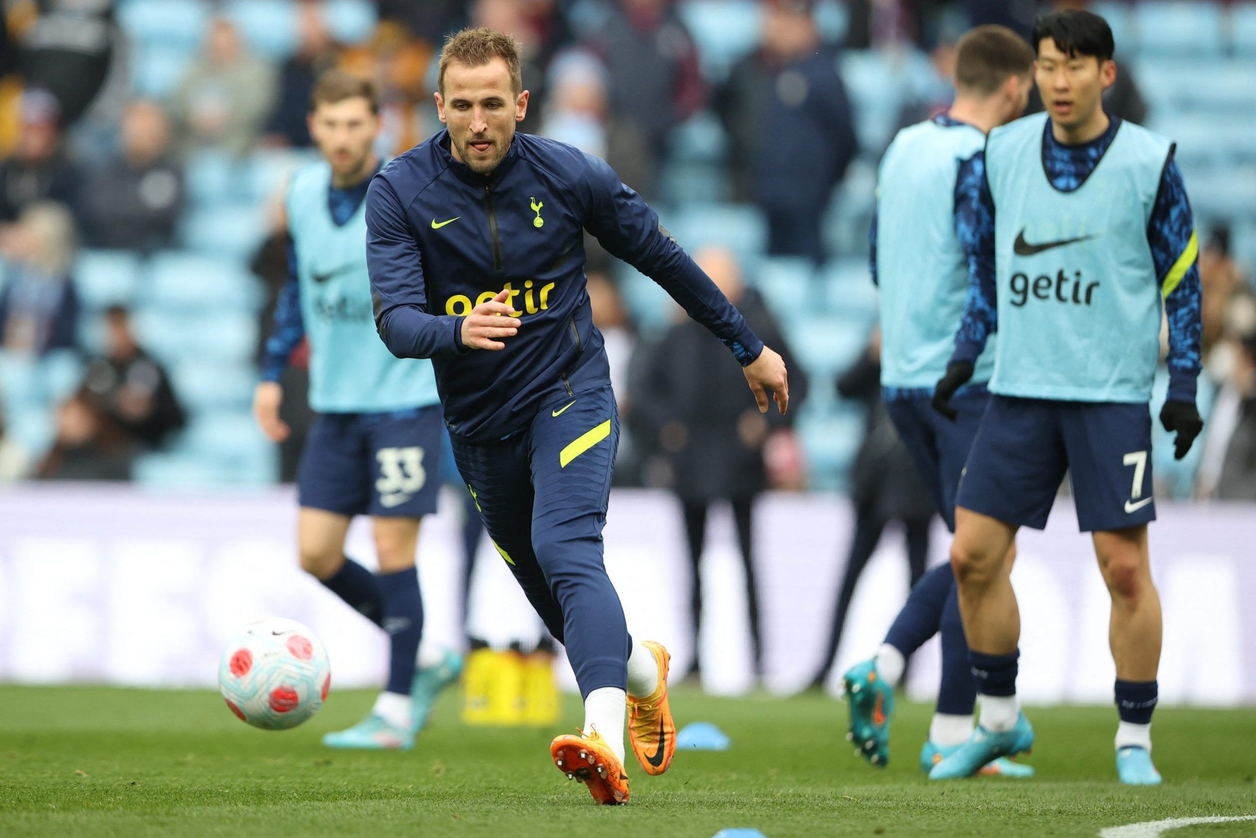 Spurs duo Harry Kane and Heung-min Son warm up