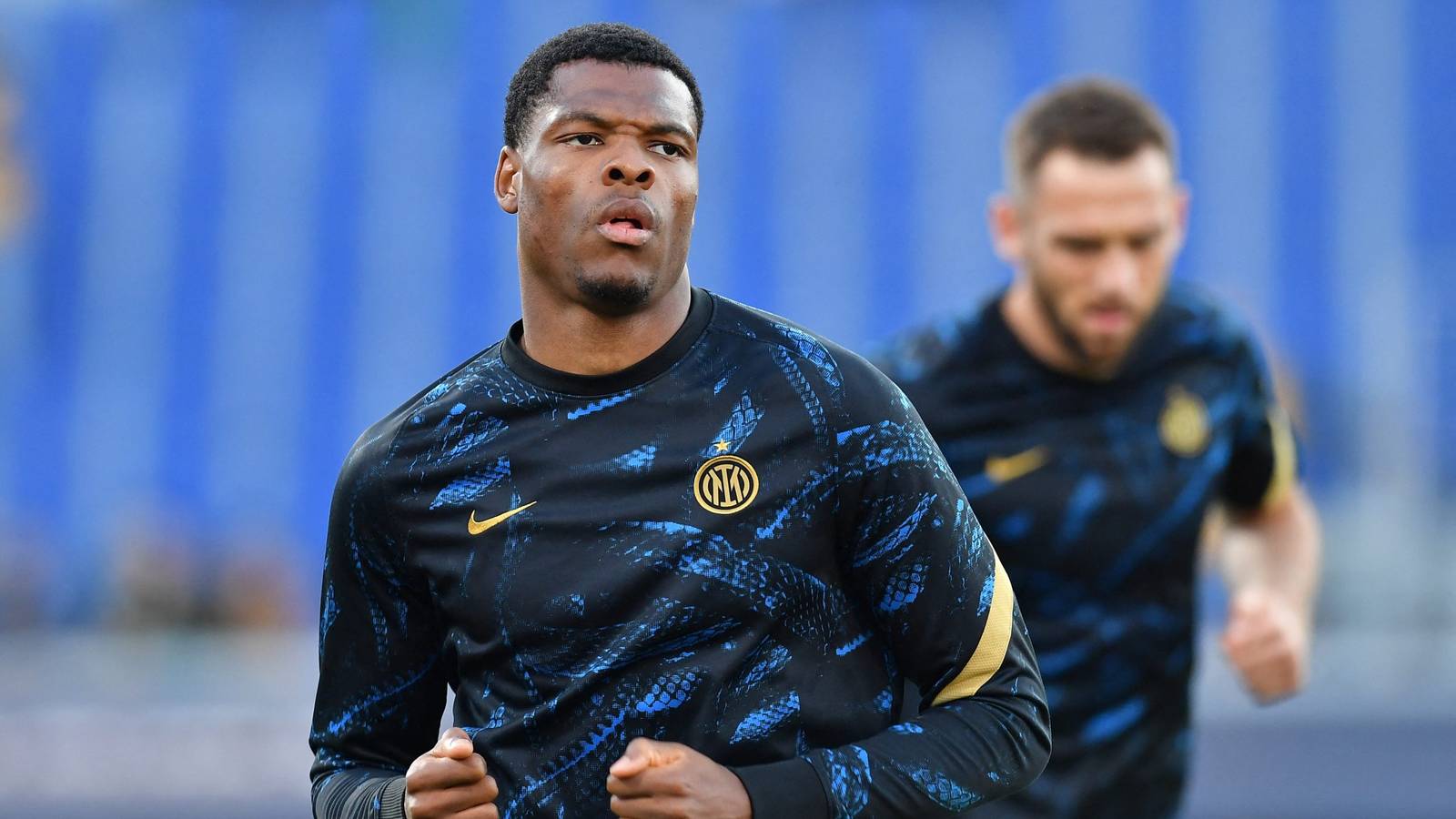 Denzel Dumfries - Bí quyết duy trì sức mạnh và tốc độ ở hành lang phải