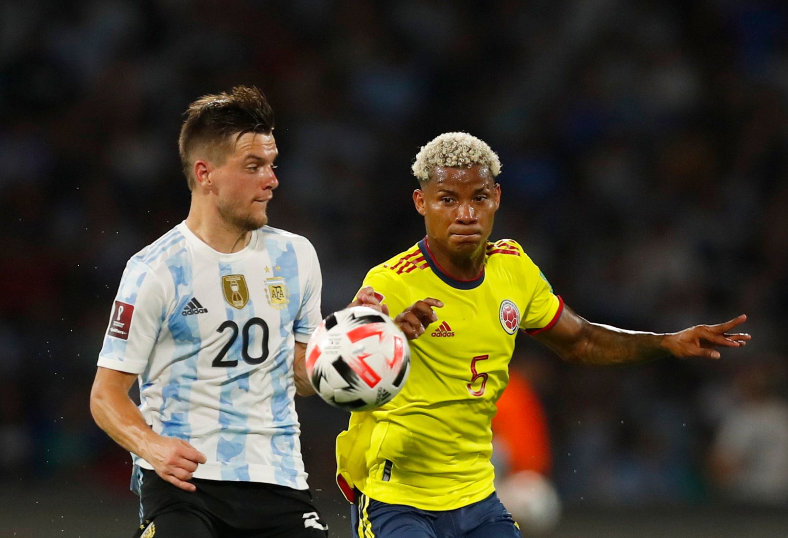 Soccer Football - World Cup - South American Qualifiers - Argentina v Colombia - Estadio Mario Alberto Kempes, Cordoba, Argentina - February 1, 2022 Argentina's Giovani Lo Celso in action with Colombia's Wilmar Barrios REUTERS/Agustin Marcarian