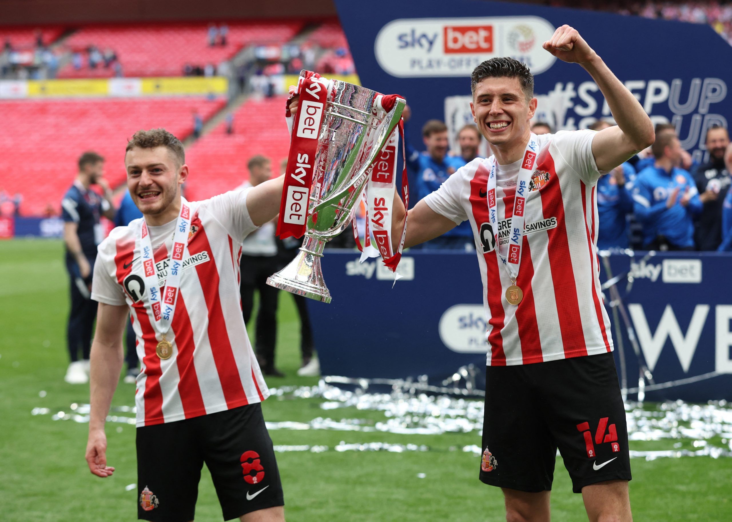 ross-stewart-sunderland-league-one-efl-trophy-alex-neil-charlie-wyke-championship-promotionSoccer Football - League One Play-Off Final - Sunderland v Wycombe Wanderers - Wembley Stadium, London, Britain - May 21, 2022  Sunderland's Elliot Embleton and Ross Stewart celebrate with the trophy after winning the League One Play-Off Action Images/Matthew Childs EDITORIAL USE ONLY. No use with unauthorized audio, video, data, fixture lists, club/league logos or 'live' services. Online in-match use limi