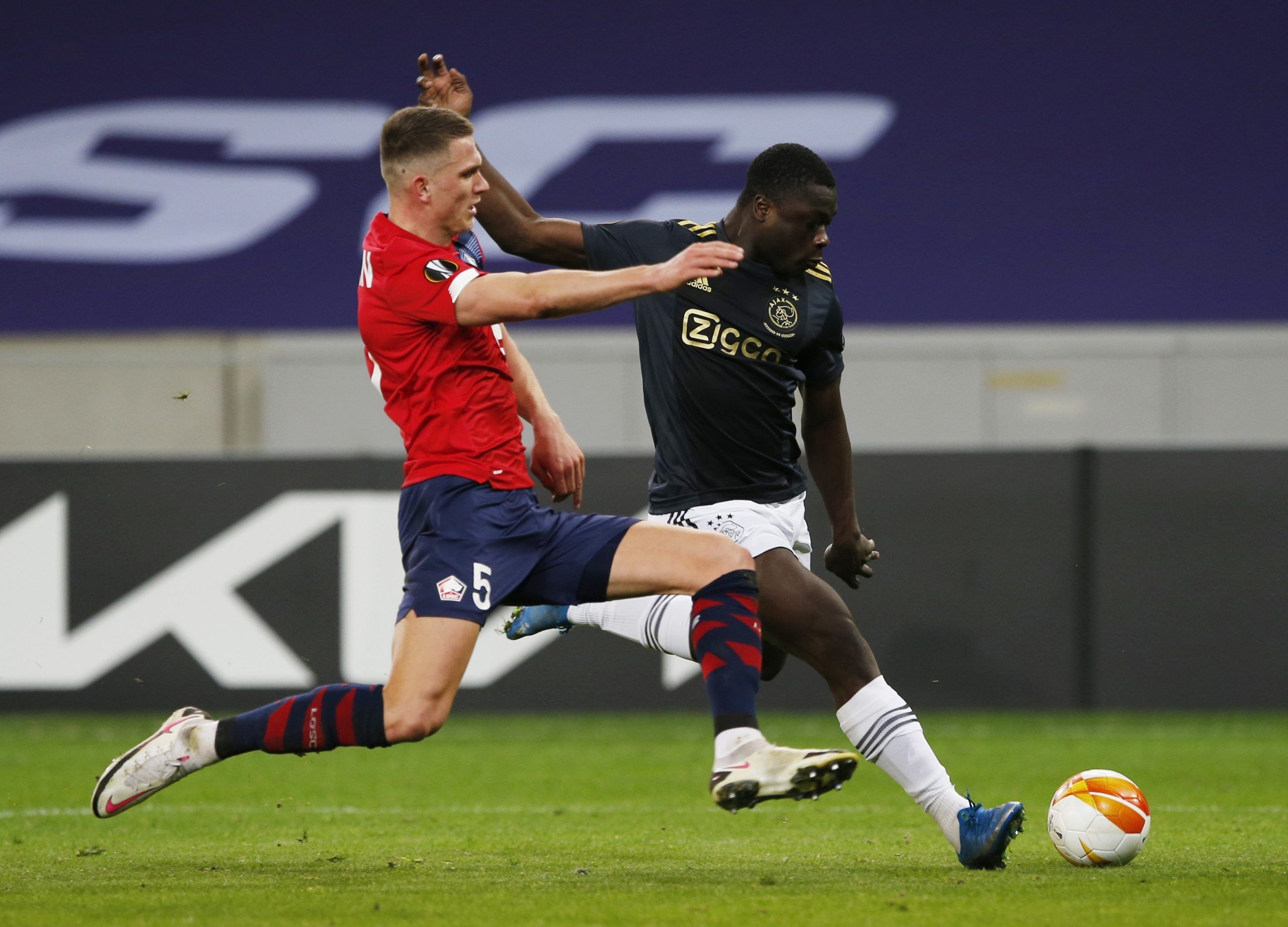 sven-botman-lille-ligue-1-manchester-united-premier-league-man-utd-transfer-newsSoccer Football - Europa League - Round of 32 First Leg - Lille v Ajax Amsterdam - Stade Pierre-Mauroy, Lille, France - February 18, 2021 Ajax's Brian Brobbey in action with Lille's Sven Botman REUTERS/Pascal Rossignol