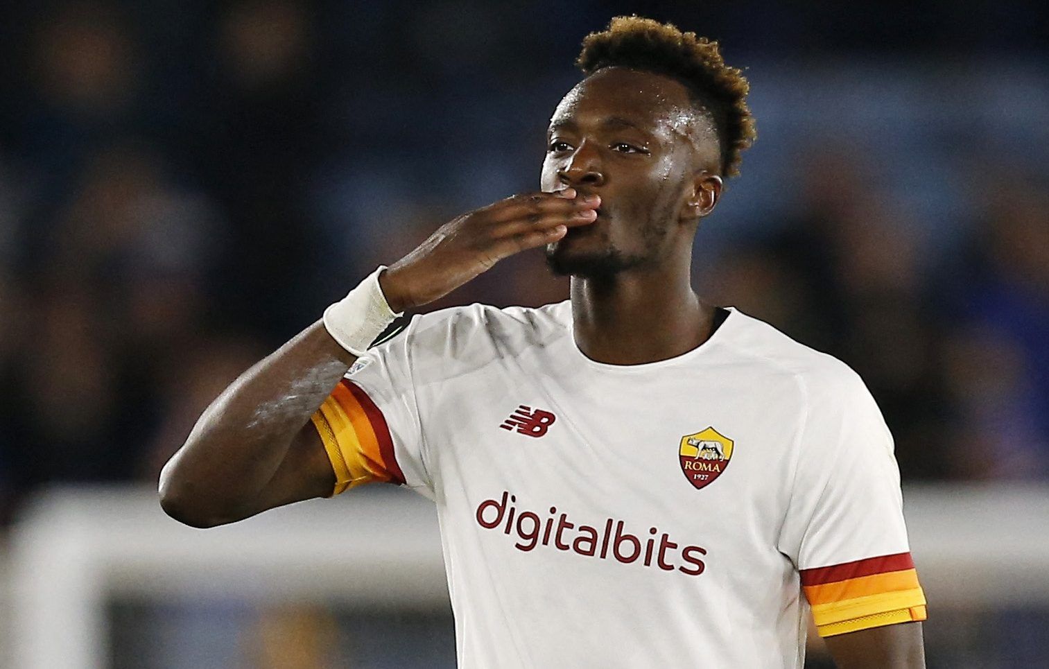 tammy-abraham-roma-europa-conference-league-final-premier-league-arsenal-transfer-news-mikel-arteta-latest-lacazetteSoccer Football - Europa Conference League - Semi Final - First Leg - Leicester City v AS Roma - King Power Stadium, Leicester, Britain - April 28, 2022 AS Roma's Tammy Abraham acknowledges fans after the match REUTERS/Craig Brough