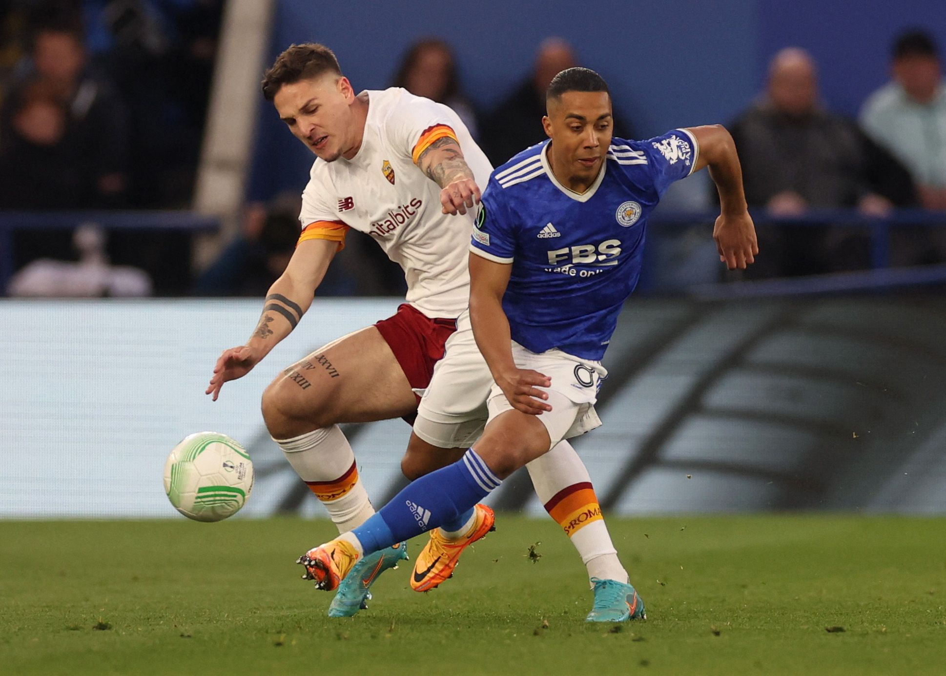 youri-tielemans-leicester-city-brendan-rodgers-fabrizio-romano-arsenal-mikel-arteta-transfer-news-latestSoccer Football - Europa Conference League - Semi Final - First Leg - Leicester City v AS Roma - King Power Stadium, Leicester, Britain - April 28, 2022 Leicester City's Youri Tielemans in action with AS Roma's Nicolo Zaniolo Action Images via Reuters/Paul Childs