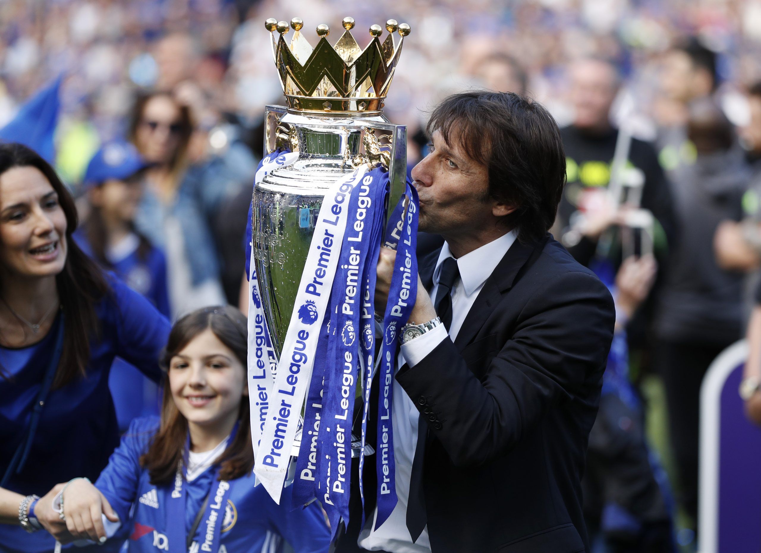 Britain Football Soccer - Chelsea v Sunderland - Premier League - Stamford Bridge - 21/5/17 Chelsea manager Antonio Conte celebrates with the trophy after winning the Premier League Action Images via Reuters / John Sibley Livepic EDITORIAL USE ONLY. No use with unauthorized audio, video, data, fixture lists, club/league logos or 