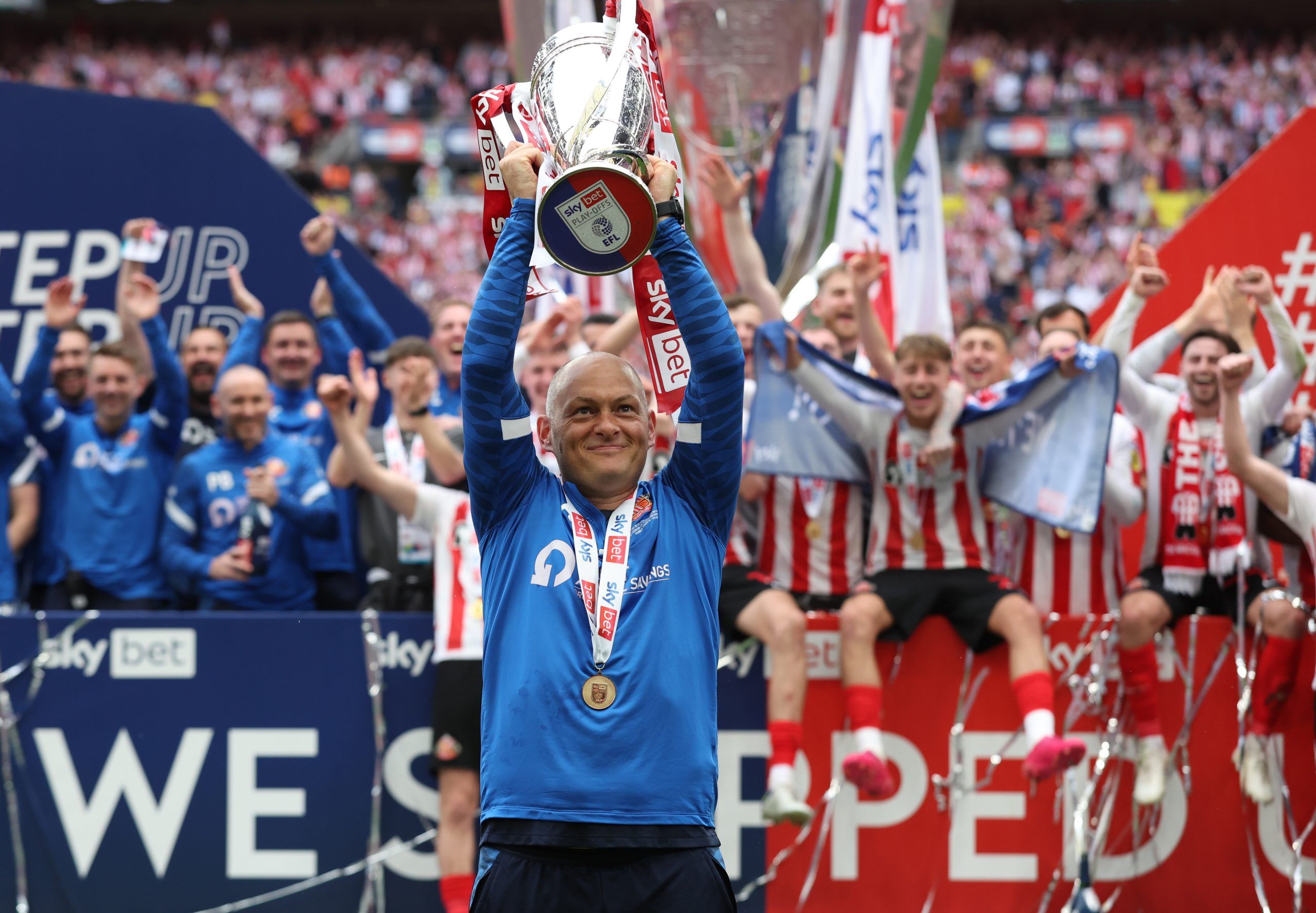 alex-neil-sunderland-afc-transfer-news-summer-signings-championship-safc-interview-latestSoccer Football - League One Play-Off Final - Sunderland v Wycombe Wanderers - Wembley Stadium, London, Britain - May 21, 2022  Sunderland manager Alex Neil celebrates with the trophy after winning the League One Play-Off Action Images/Matthew Childs EDITORIAL USE ONLY. No use with unauthorized audio, video, data, fixture lists, club/league logos or 'live' services. Online in-match use limited to 75 images, 