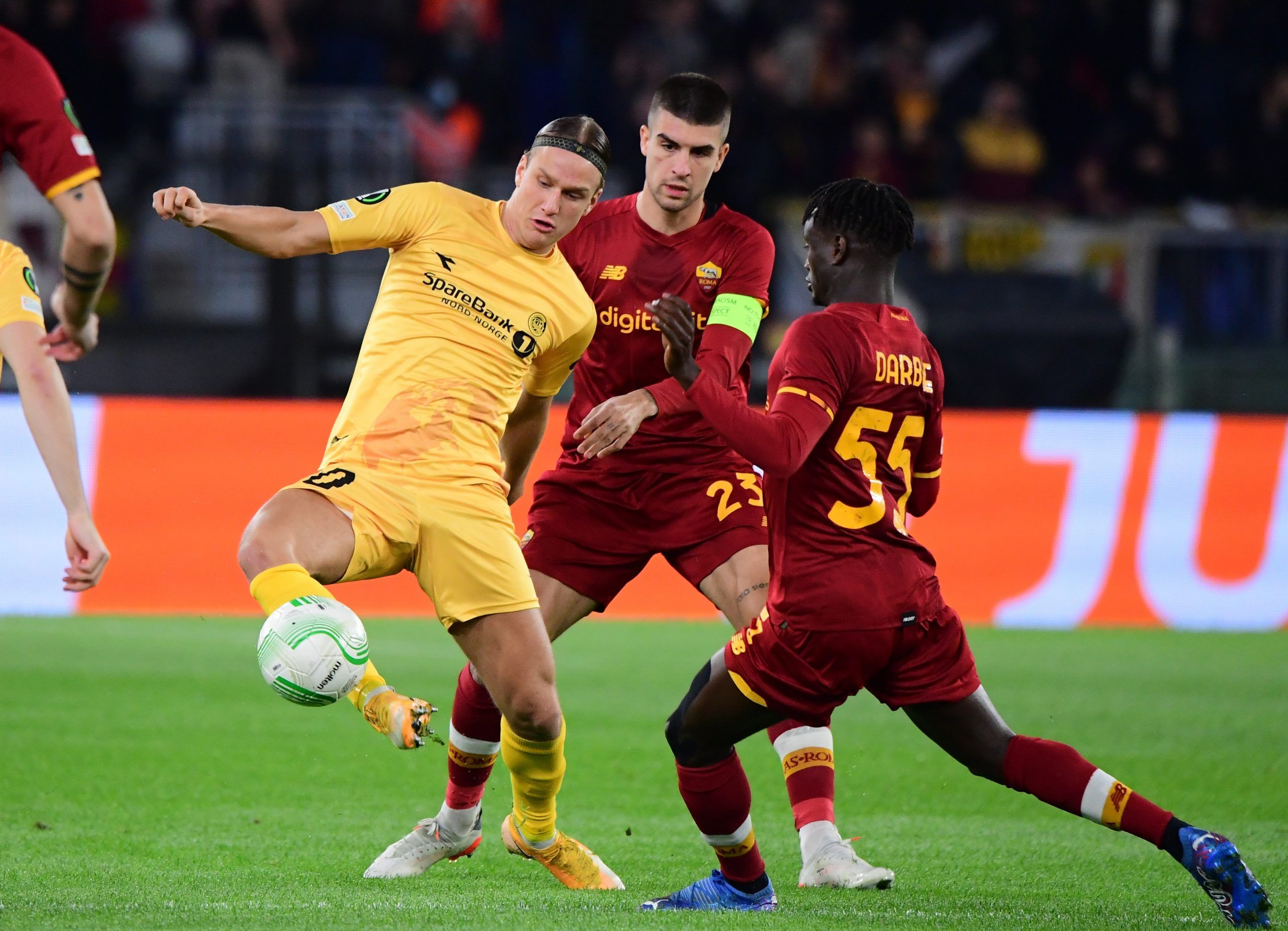 Soccer Football - Europa Conference League - Group C - AS Roma v Bodo/Glimt - Stadio Olimpico, Rome, Italy - November 4, 2021  Bodo/Glimt's Erik Botheim in action with AS Roma's Gianluca Mancini and Ebrima Darboe REUTERS/Alberto Lingria