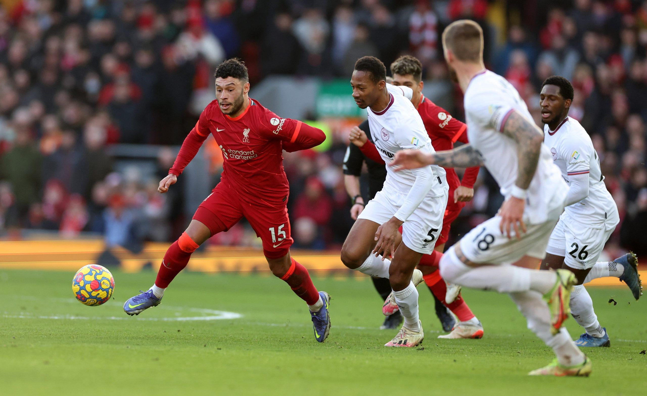 oxlade-chamberlain-liverpool-jurgen-klopp-liverpool-transfer-news-manchester-united-oxlade-chamberlain-transfer-news-erik-ten-hag-latest-rebuild-midfielderSoccer Football - Premier League - Liverpool v Brentford - Anfield, Liverpool, Britain - January 16, 2022 Liverpool's Alex Oxlade-Chamberlain in action with Brentford's Ethan Pinnock and Shandon Baptiste REUTERS/Phil Noble EDITORIAL USE ONLY. No use with unauthorized audio, video, data, fixture lists, club/league logos or 'live' services. Onli