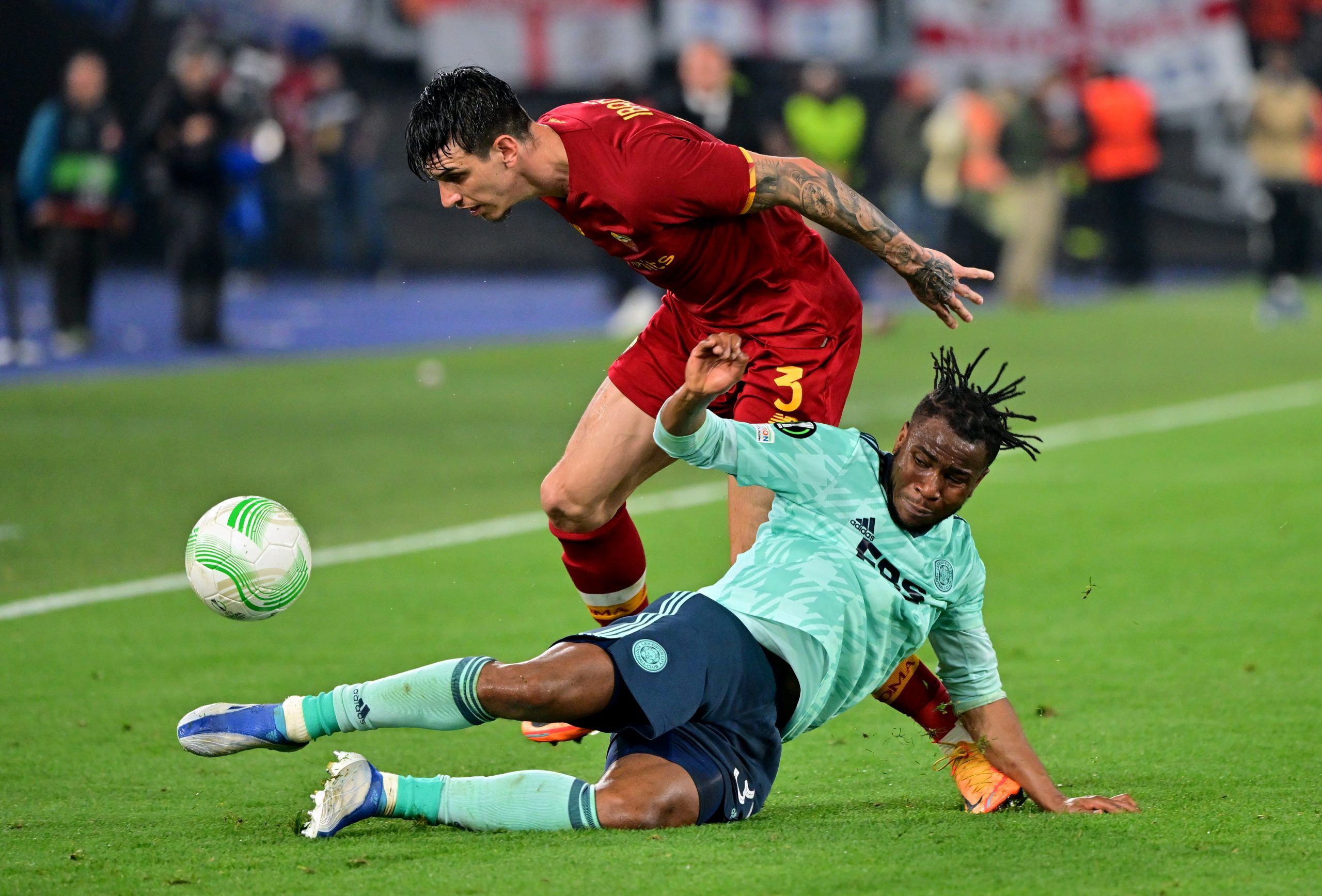 Soccer Football - Europa Conference League - Semi Final - Second Leg - AS Roma v Leicester City - Stadio Olimpico, Roma, Italy - May 5, 2022 AS Roma's Roger Ibanez in action with Leicester City's Ademola Lookman REUTERS/Alberto Lingria