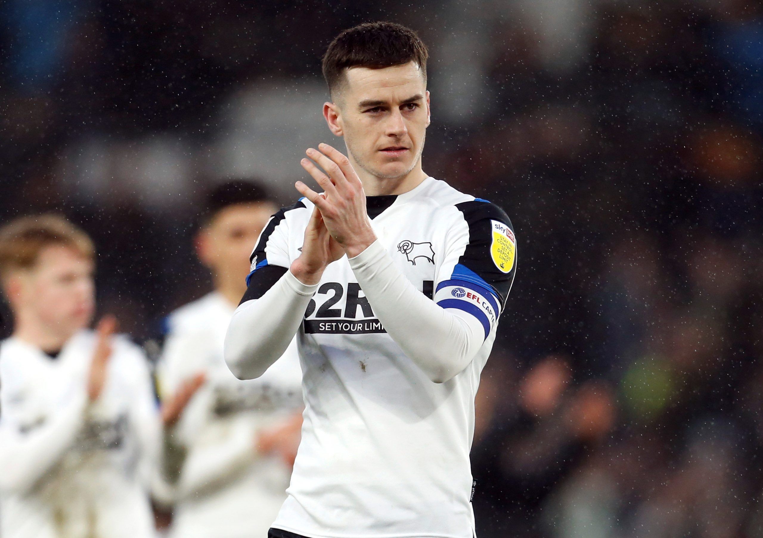 tom-lawrence-derby-county-transfer-news-west-bromwich-albion-championship-rumours-jed-wallace-john-swift-lawrence-steve-bruce-latest-wba-news-alan-nixonSoccer Football - Championship - Derby County v Barnsley - Pride Park, Derby, Britain - March 5, 2022  Derby County's Tom Lawrence applauds the fans after the match  Action Images/Ed Sykes  EDITORIAL USE ONLY. No use with unauthorized audio, video, data, fixture lists, club/league logos or 