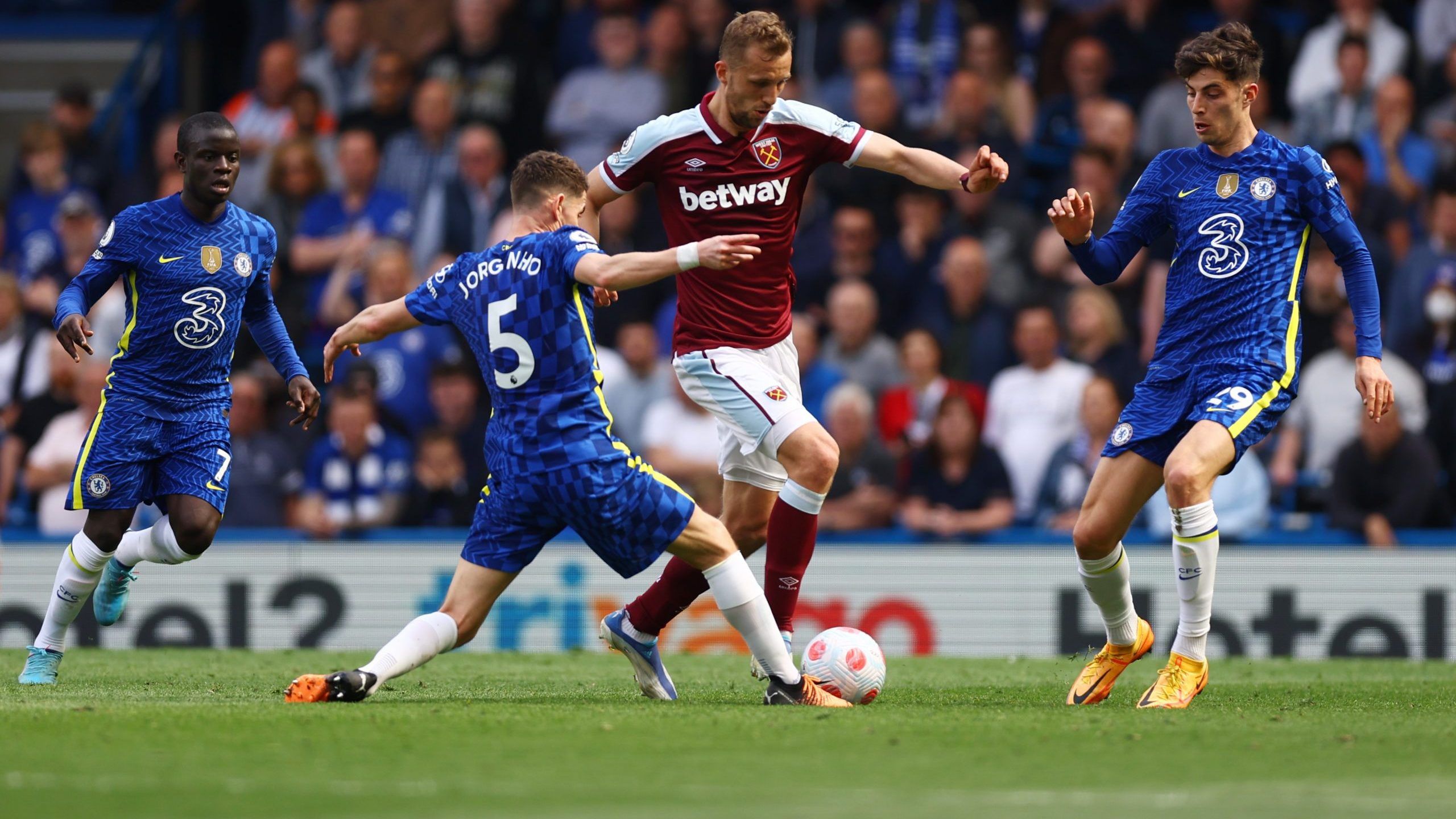 tomas-soucek-west-ham-united-vs-chelsea-west-ham-united-transfer-aston-villa-transfer-news-steven-gerrard-latest-summer-signingSoccer Football - Premier League - Chelsea v West Ham United - Stamford Bridge, London, Britain - April 24, 2022 West Ham United's Tomas Soucek in action with  Chelsea's Jorginho and Kai Havertz REUTERS/Hannah Mckay EDITORIAL USE ONLY. No use with unauthorized audio, video, data, fixture lists, club/league logos or 'live' services. Online in-match use limited to 75 image