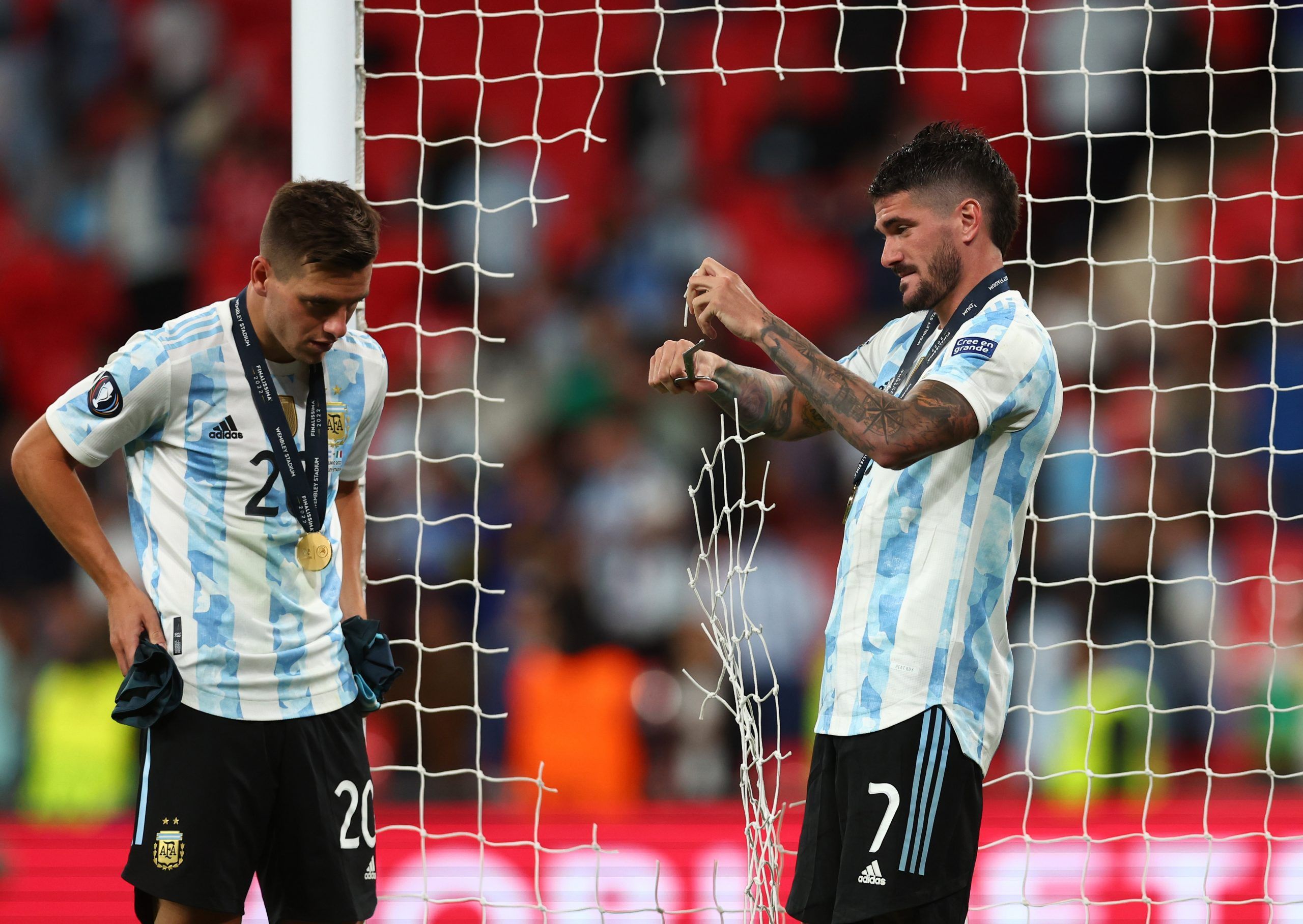 Soccer Football - Finalissima - Italy v Argentina - Wembley Stadium, London, Britain - June 1, 2022 Argentina's Giovani Lo Celso and Rodrigo De Paul cut the net after the match REUTERS/David Klein