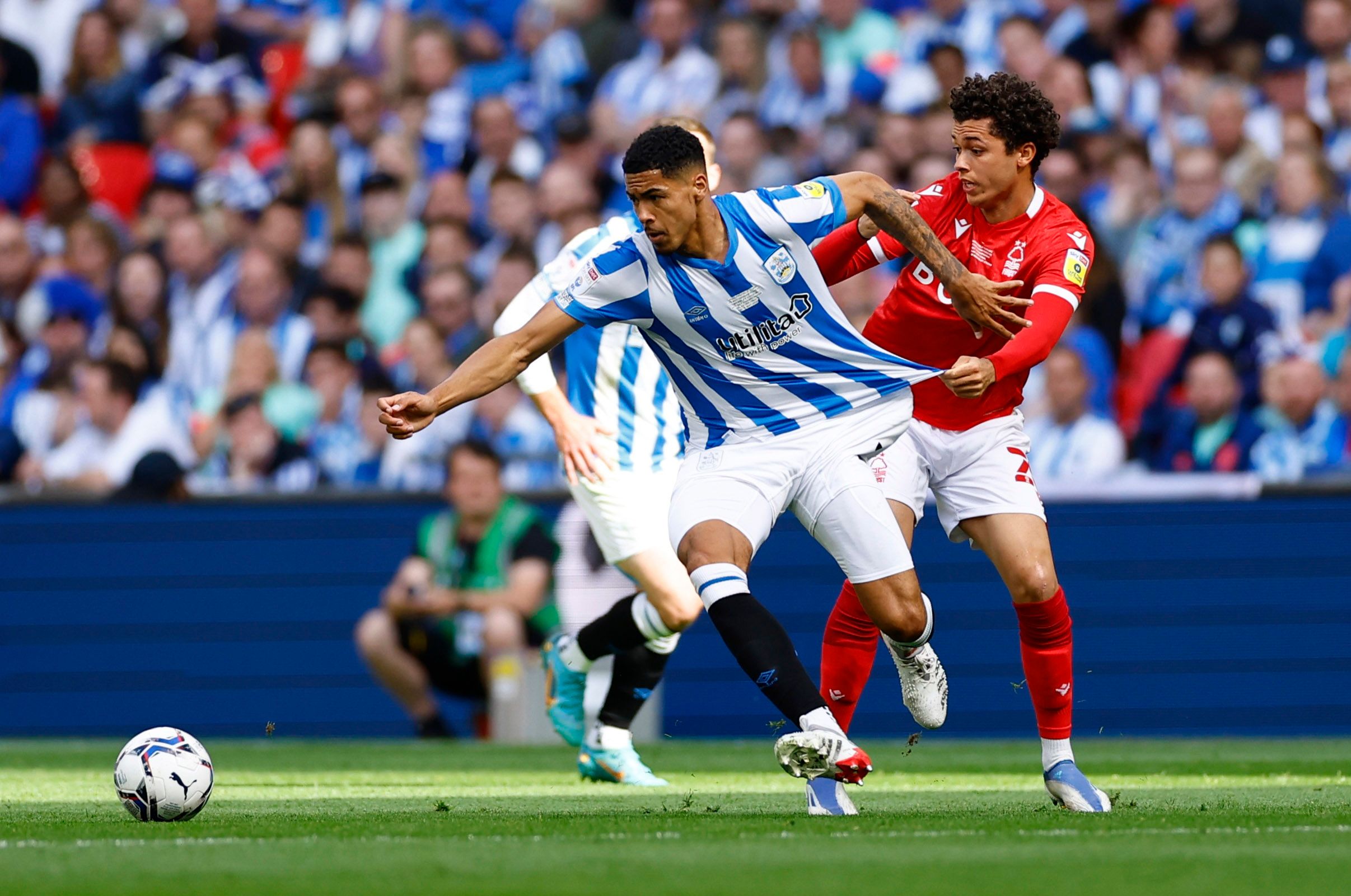 Soccer Football - Championship Play-Off Final - Huddersfield Town v Nottingham Forest - Wembley Stadium, London, Britain - May 29, 2022 Huddersfield Town's Levi Samuels Colwill in action with Nottingham Forest's Brennan Johnson Action Images via Reuters/Andrew Boyers