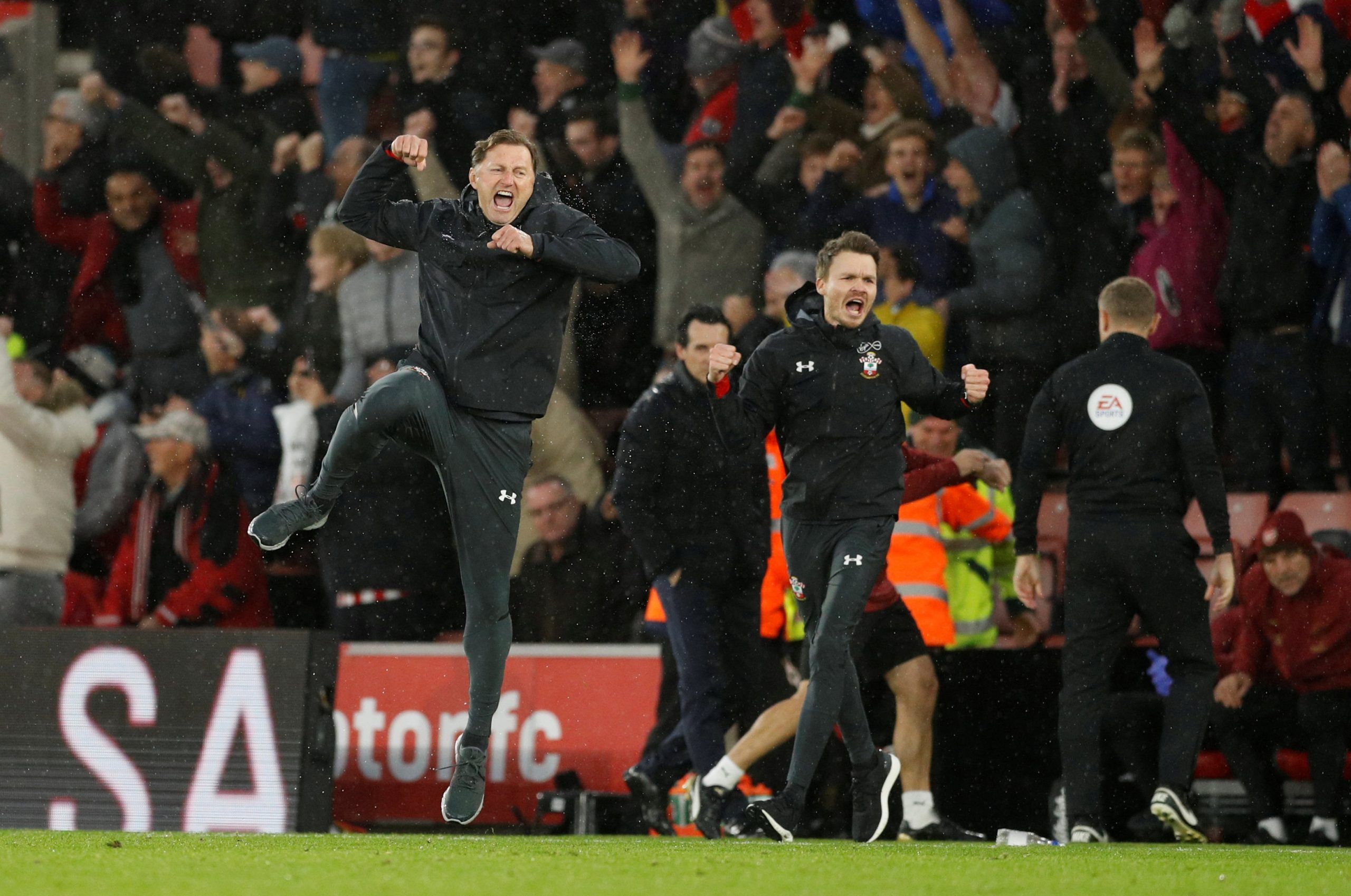Soccer Football - Premier League - Southampton v Arsenal - St Mary's Stadium, Southampton, Britain - December 16, 2018  Southampton manager Ralph Hasenhuttl celebrates at the end of the match as Arsenal manager Unai Emery looks dejected   Action Images via Reuters/John Sibley  EDITORIAL USE ONLY. No use with unauthorized audio, video, data, fixture lists, club/league logos or 