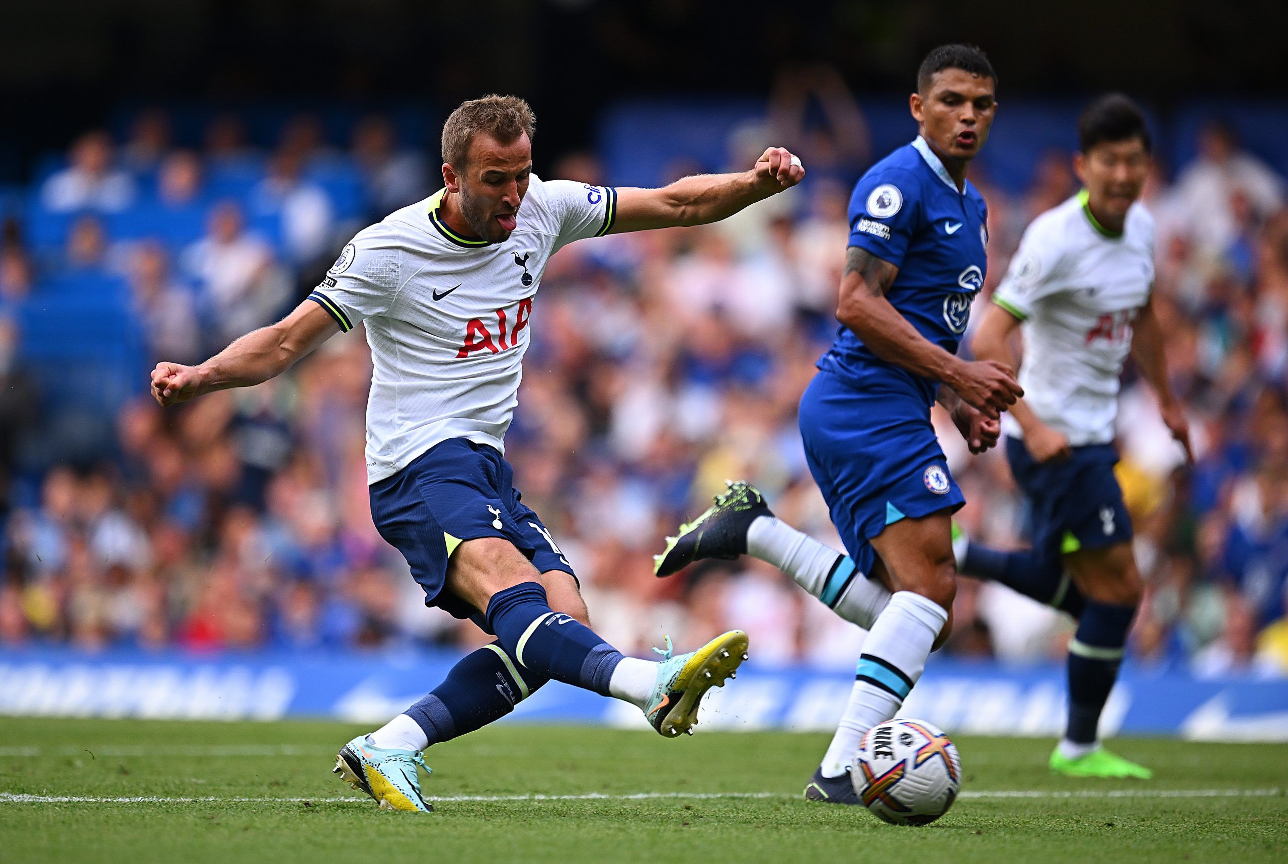 LONDON, ENGLAND - AUGUST 14: Harry Kane of Tottenham Hotspur shoots and misses during the Premier League match between Chelsea FC and Tottenham Hotspur at Stamford Bridge on August 14, 2022 in London, England. (Photo by Clive Mason/Getty Images)